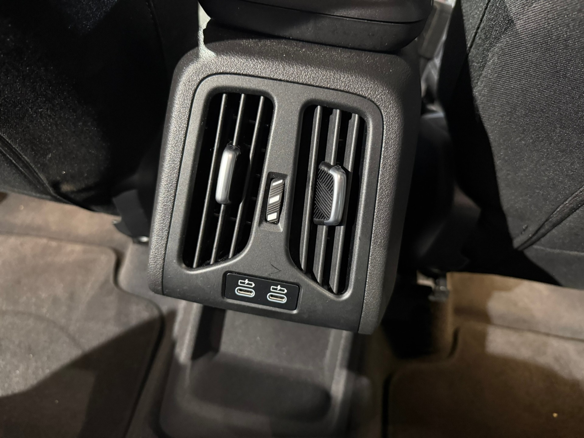 BMW X1 sDrive 18i-image-14