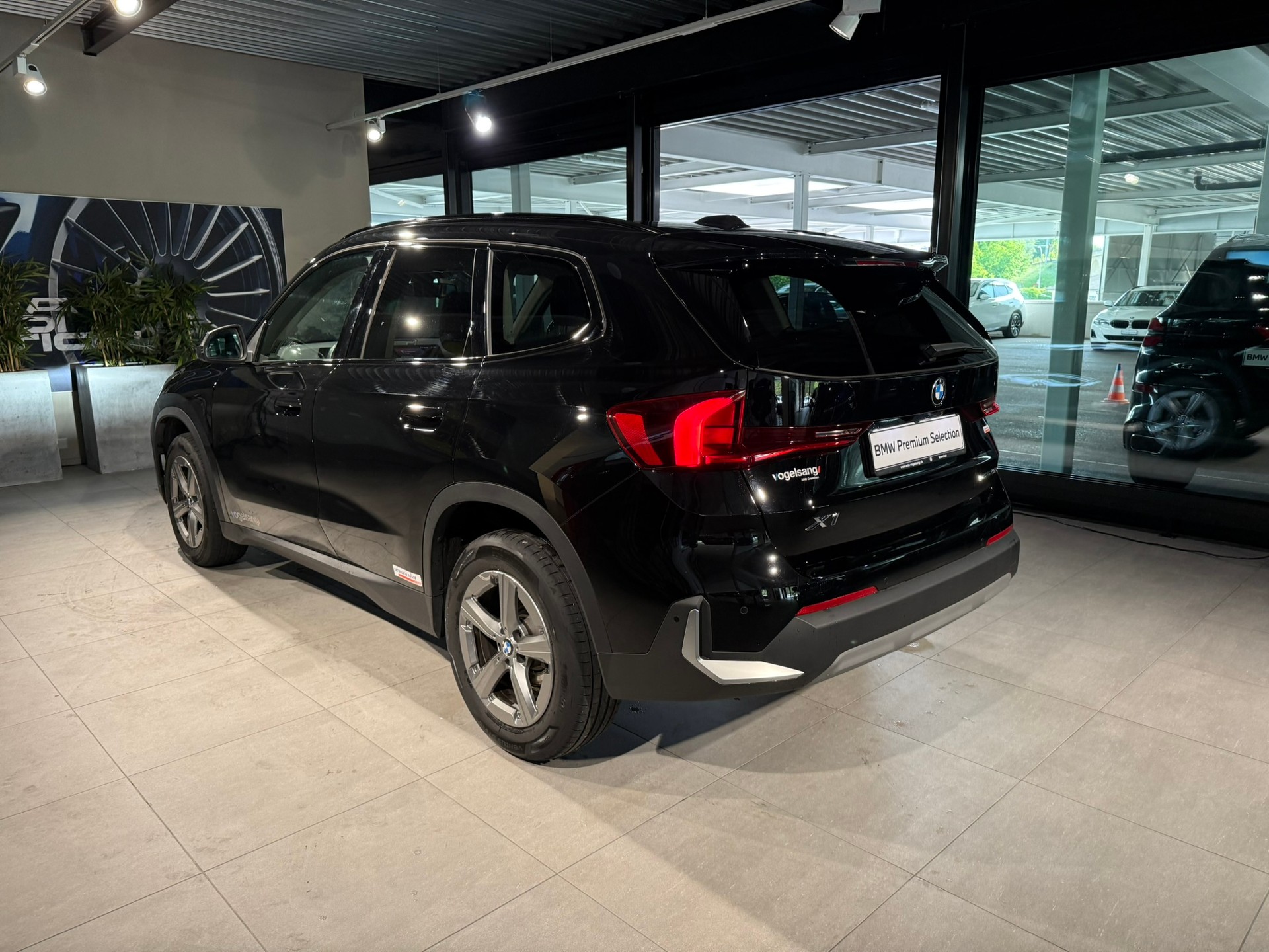 BMW X1 sDrive 18i-showroom-element-2