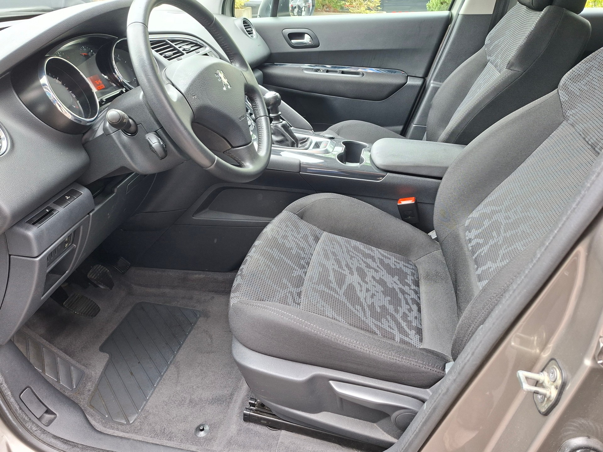 PEUGEOT 3008 1.6 16V T Sport-image-6