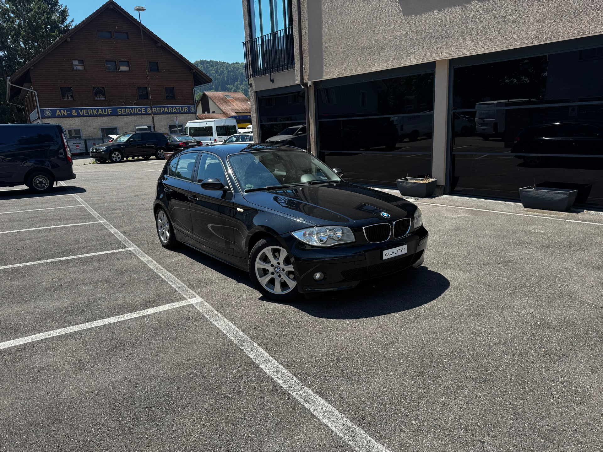 BMW 118i-showroom-element-1