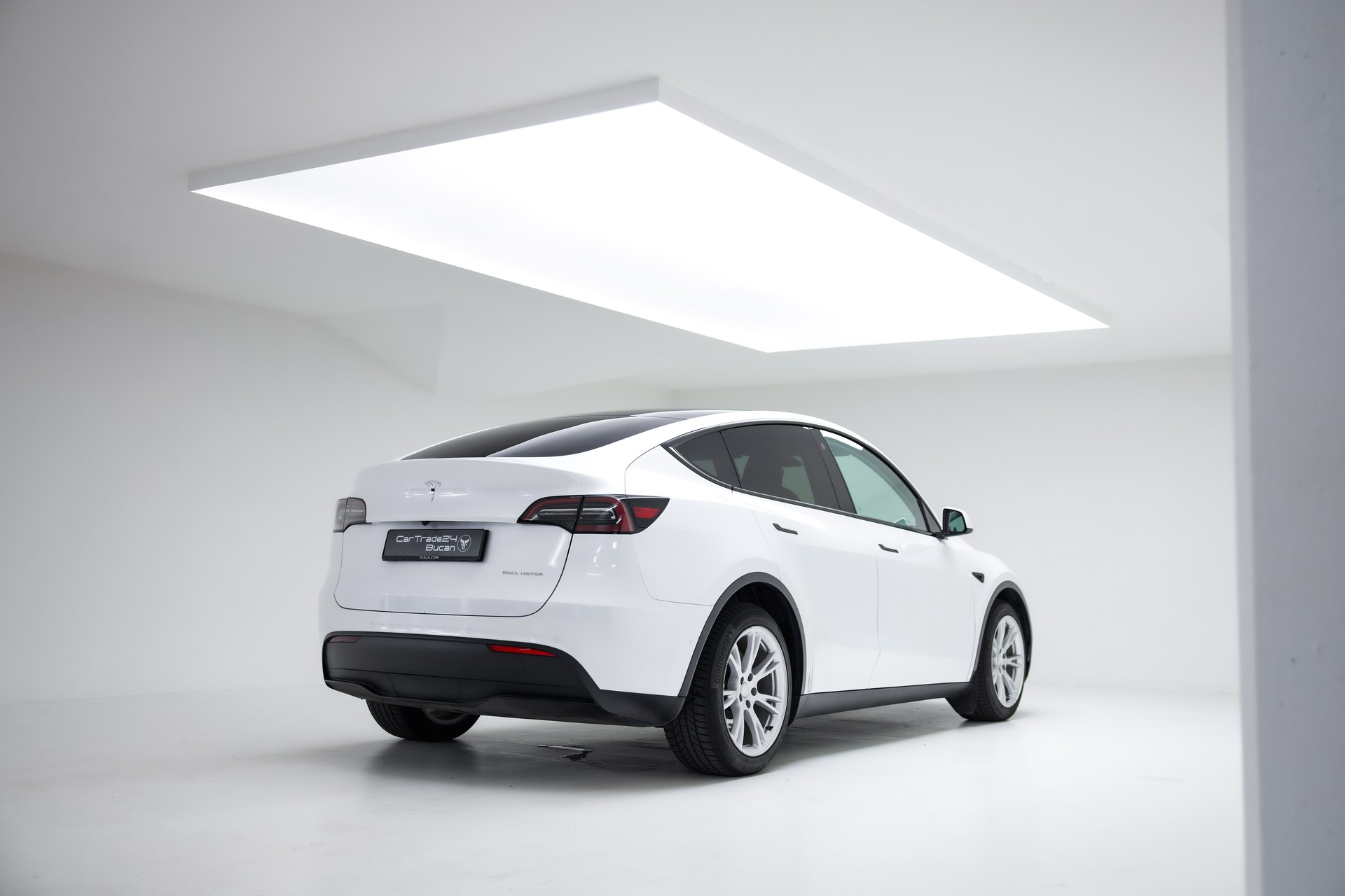 TESLA Model Y Long Range-showroom-element-1