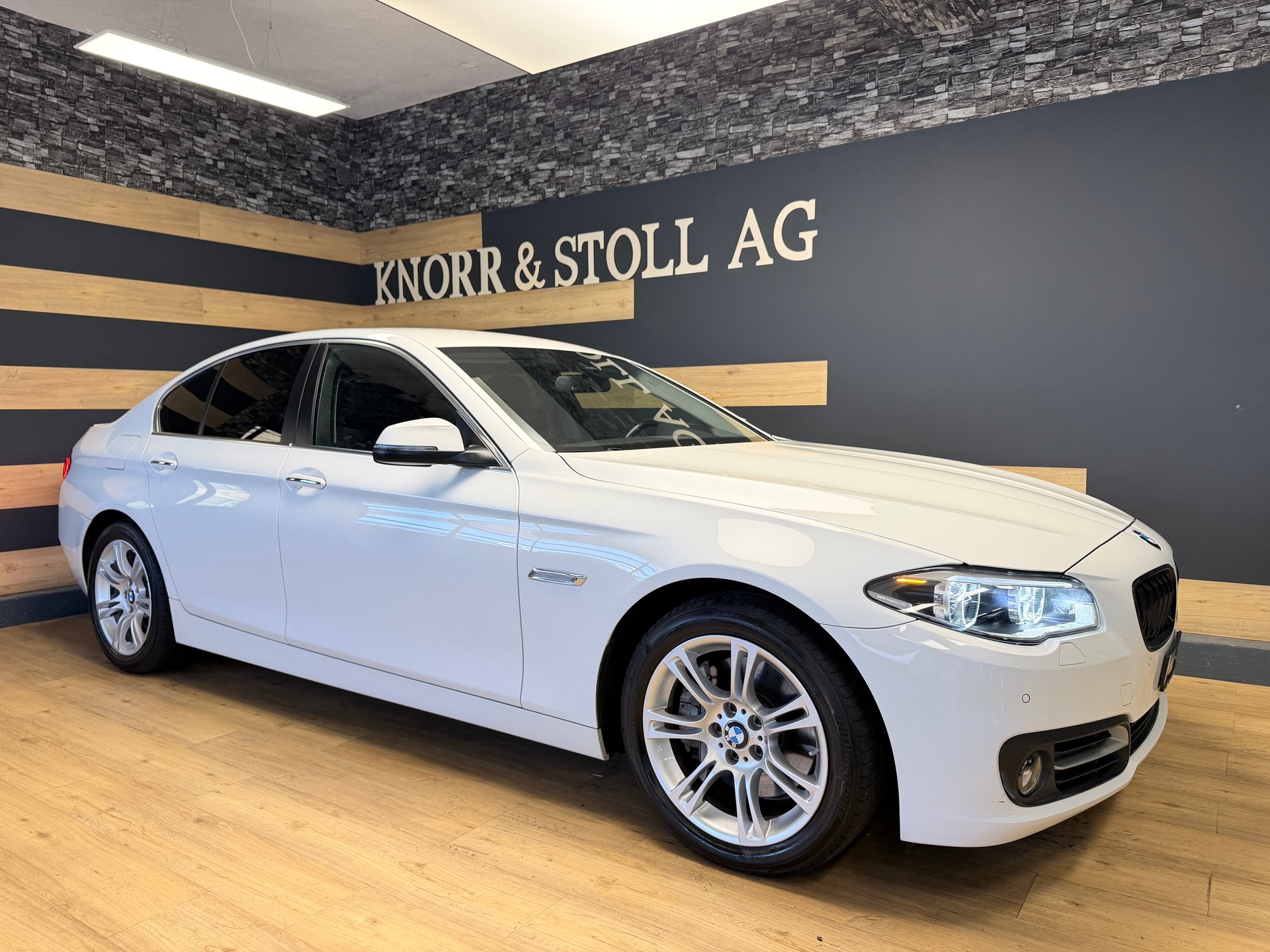 BMW 525d xDrive Luxury Line Steptronic-showroom-element-2