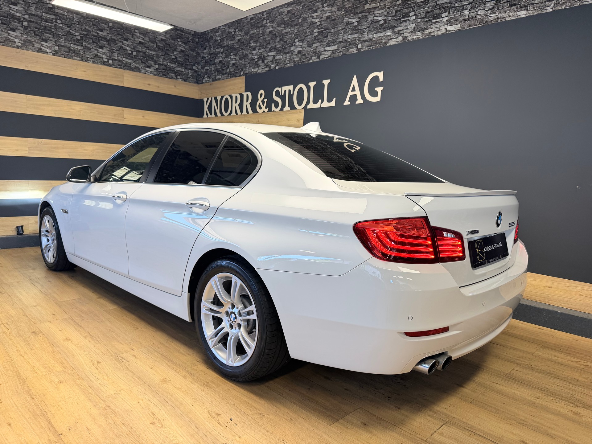 BMW 525d xDrive Luxury Line Steptronic-showroom-element-3