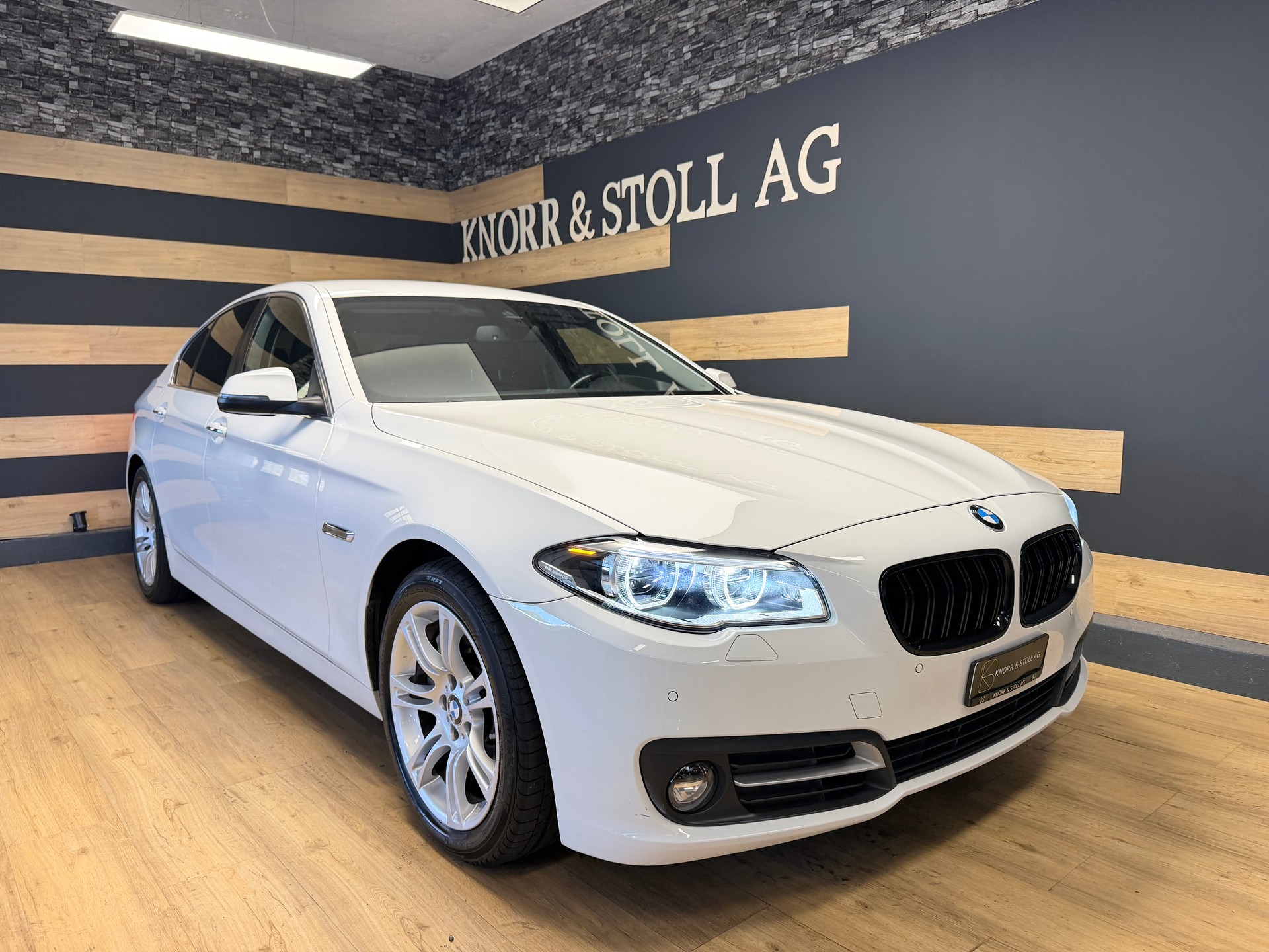 BMW 525d xDrive Luxury Line Steptronic-showroom-element-1