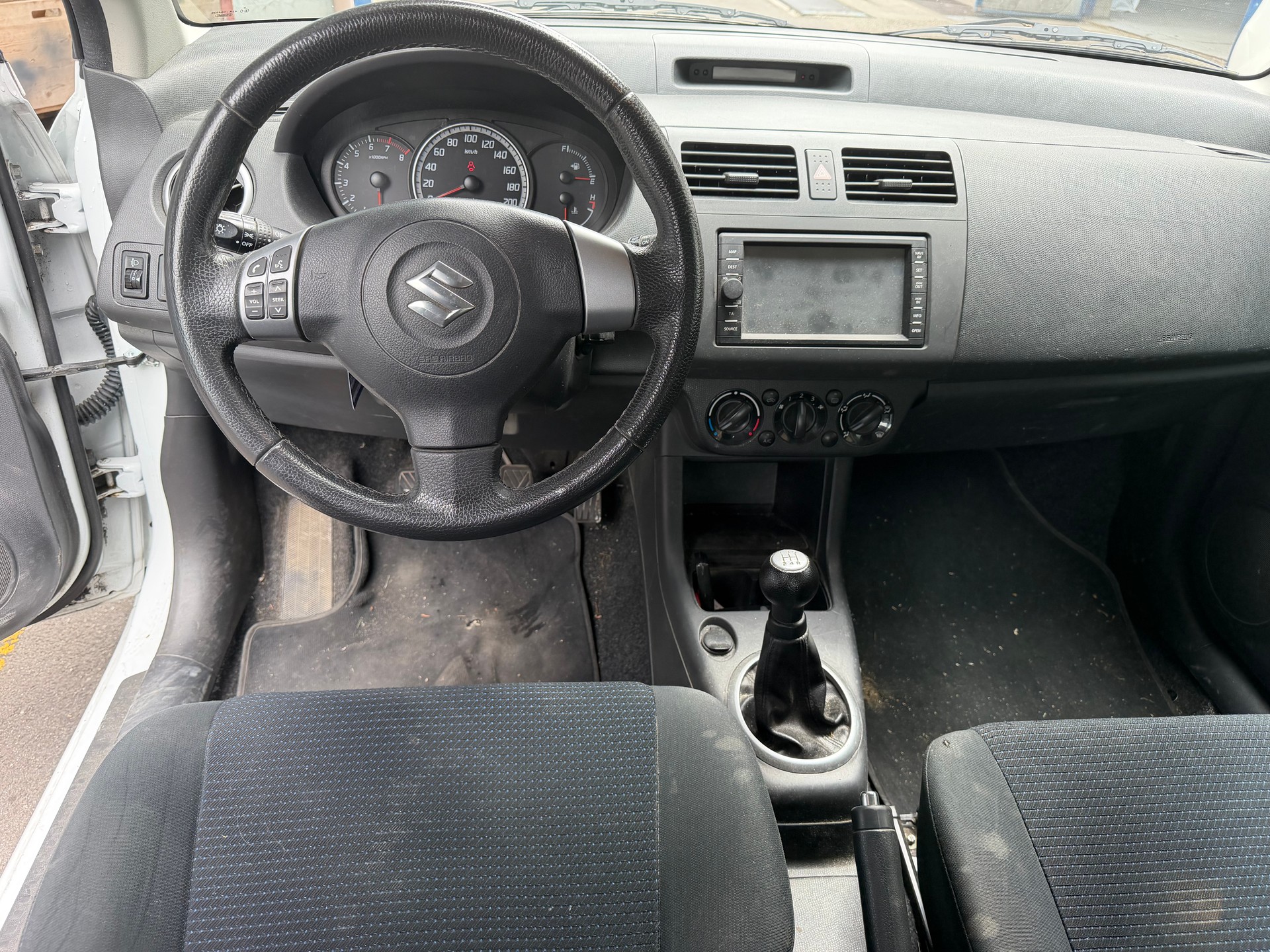 SUZUKI Swift 1.3i 16V GL Top-image-2