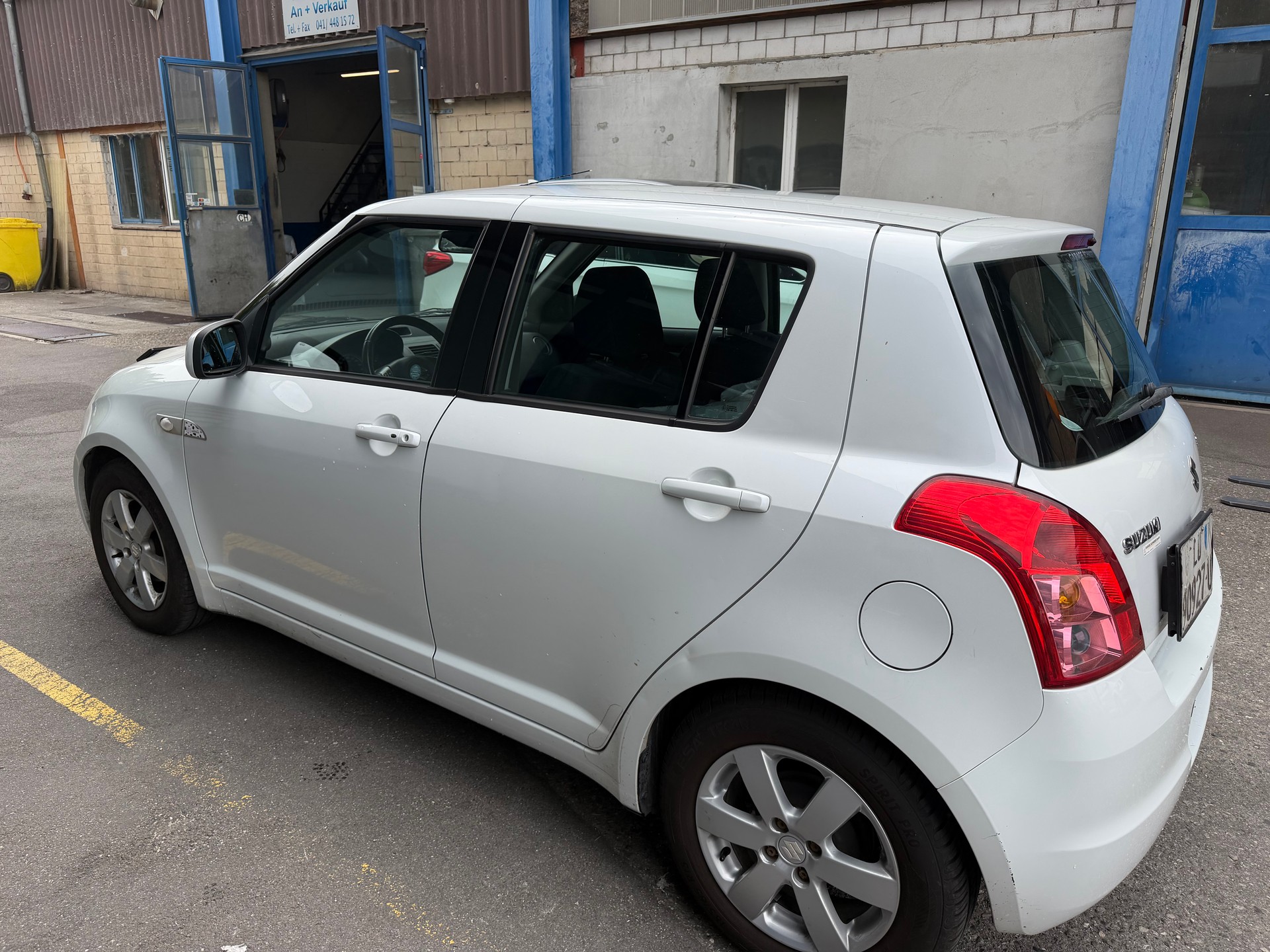 SUZUKI Swift 1.3i 16V GL Top-image-1