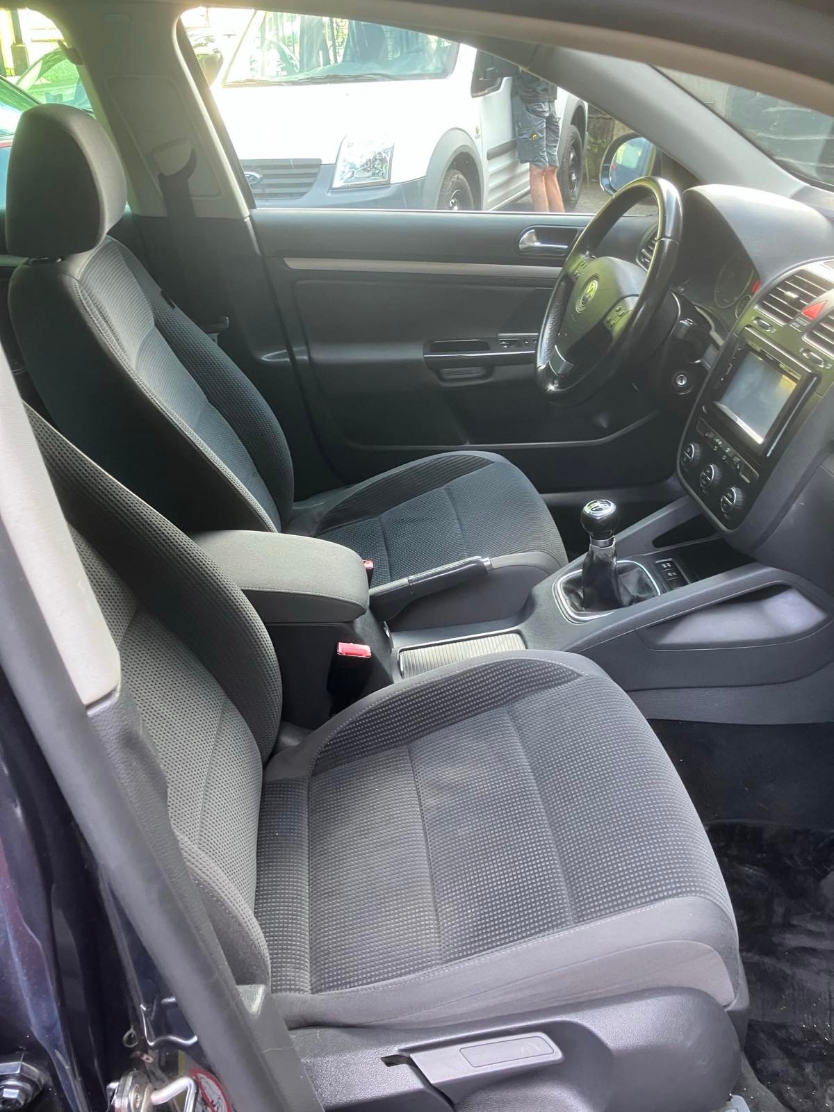 VW Golf Variant 1.9 TDI Comfortline 4Motion-image-4