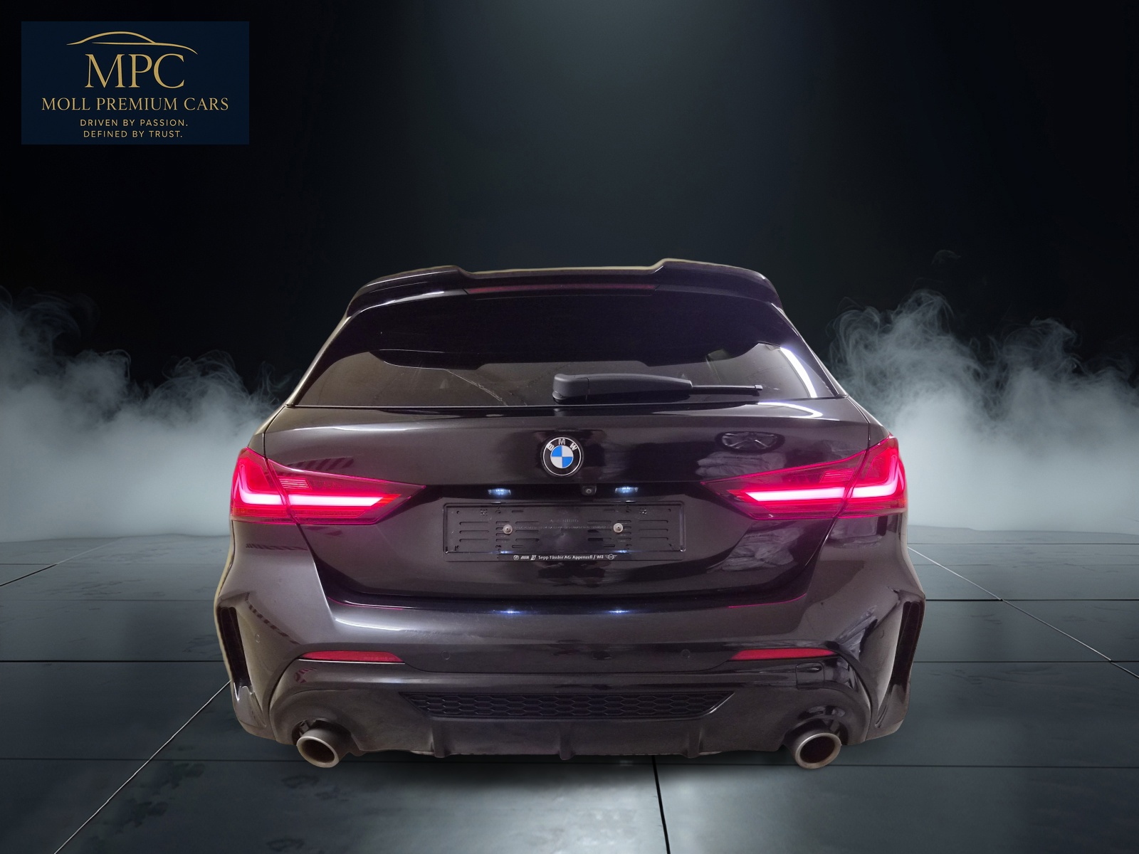 BMW M135i xDrive Steptronic-showroom-element-3