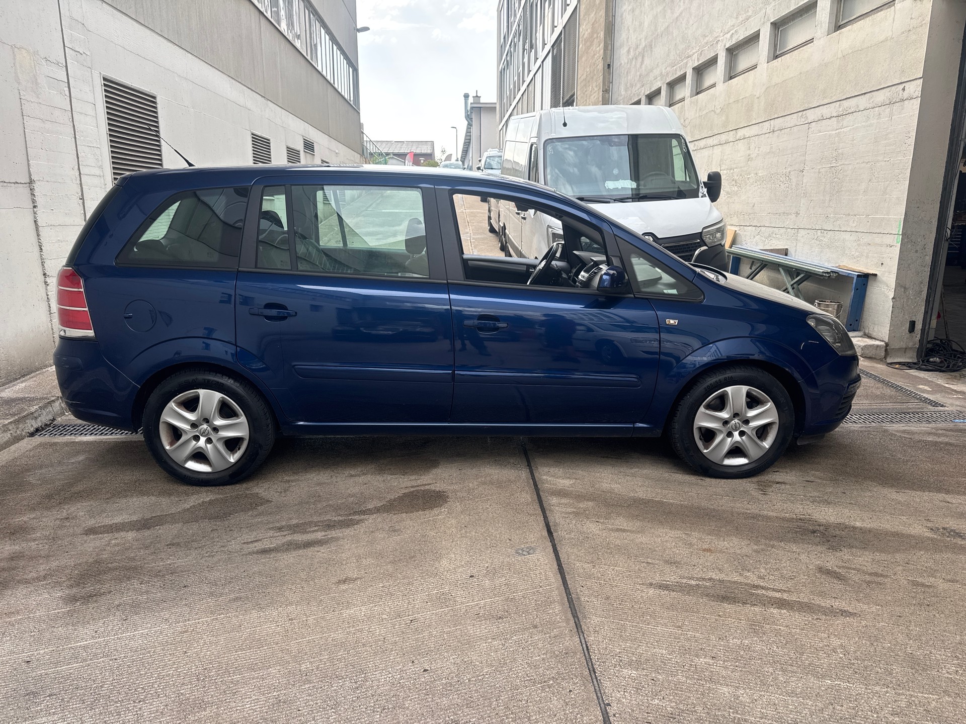 OPEL Zafira 2.2i 16V Essentia !!!!!Automat!!!!!!-image-7