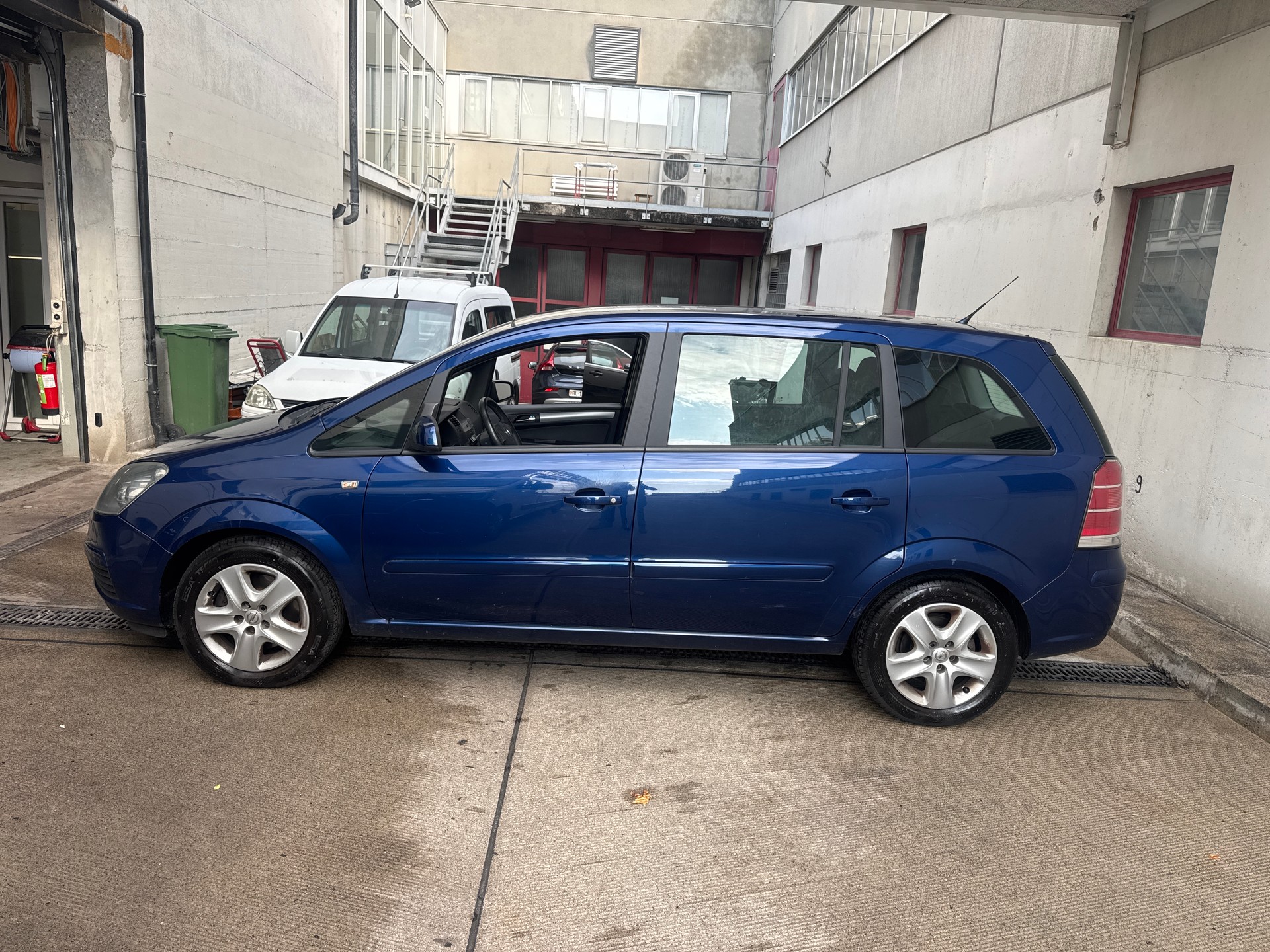 OPEL Zafira 2.2i 16V Essentia !!!!!Automat!!!!!!-image-2