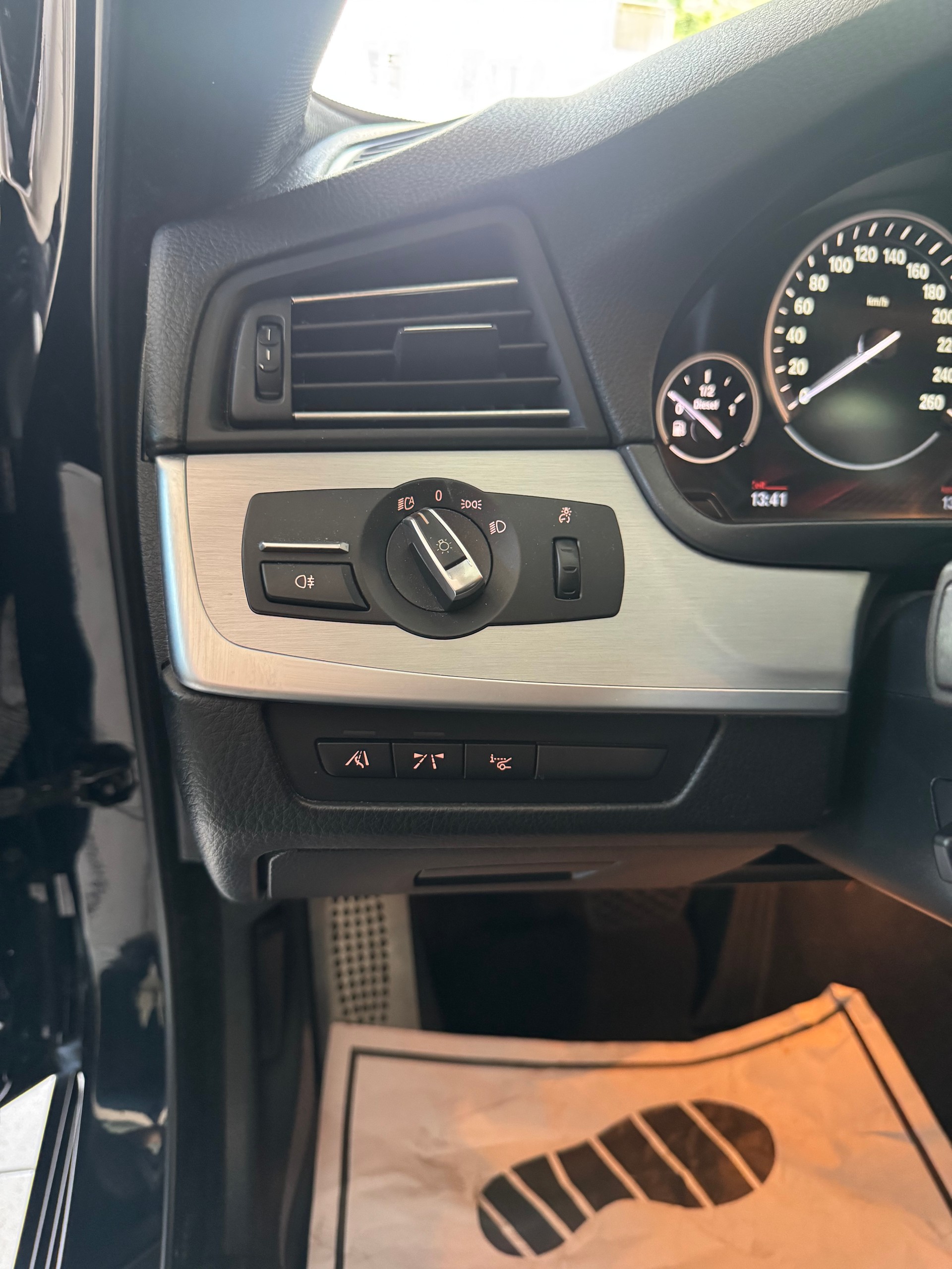 BMW M550d xDrive Touring Steptronic-image-11