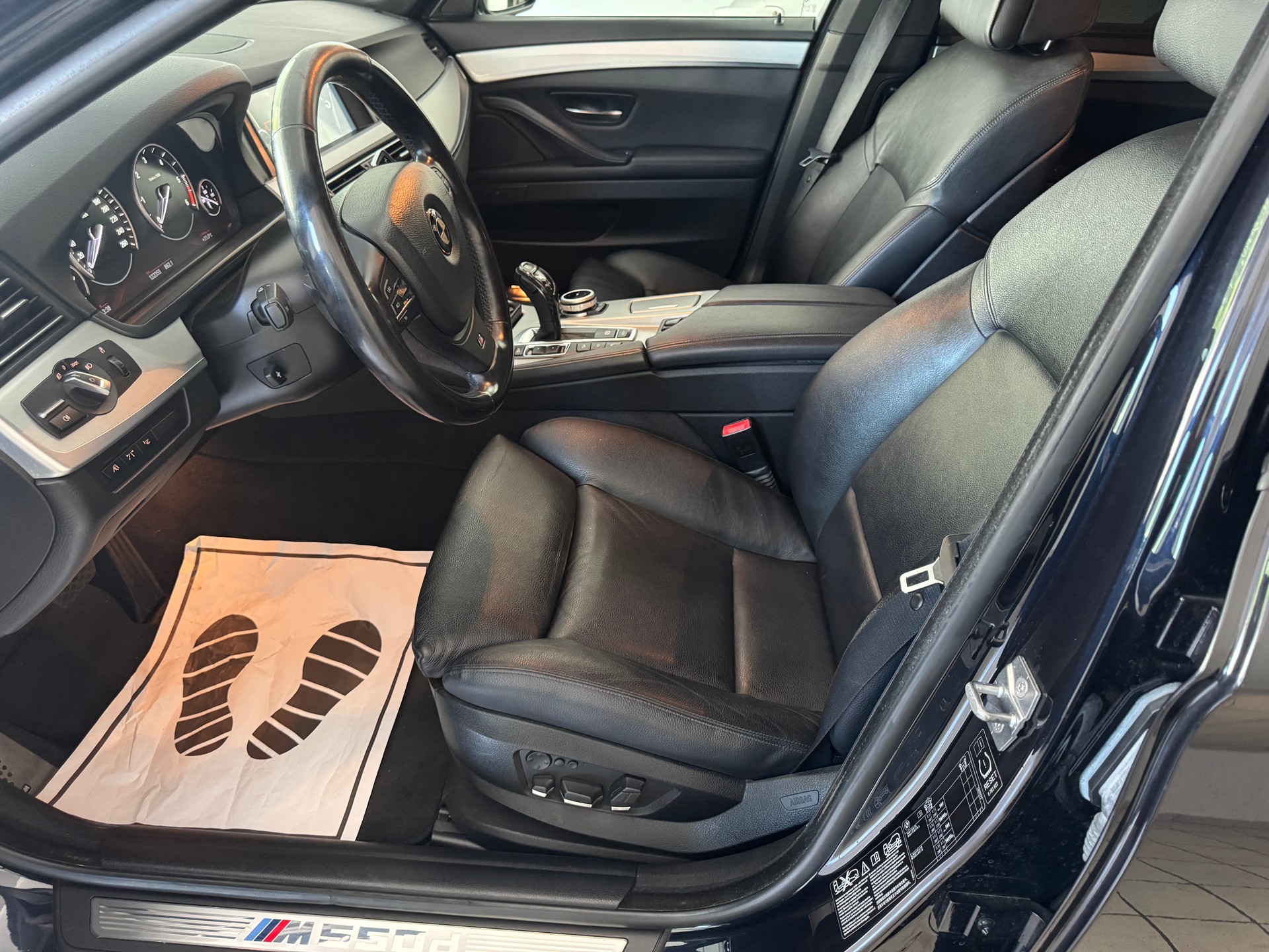 BMW M550d xDrive Touring Steptronic-image-12