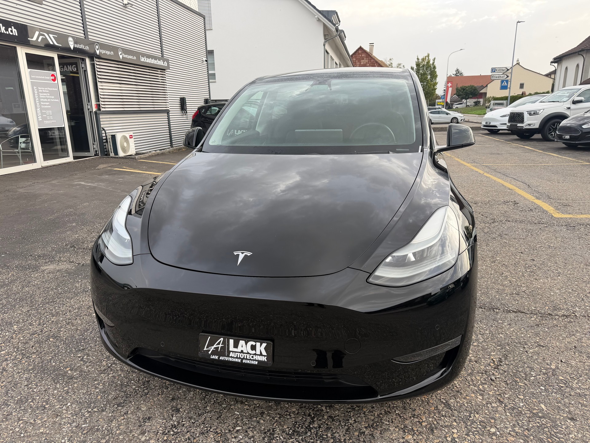 TESLA Model Y Performance-showroom-element-3