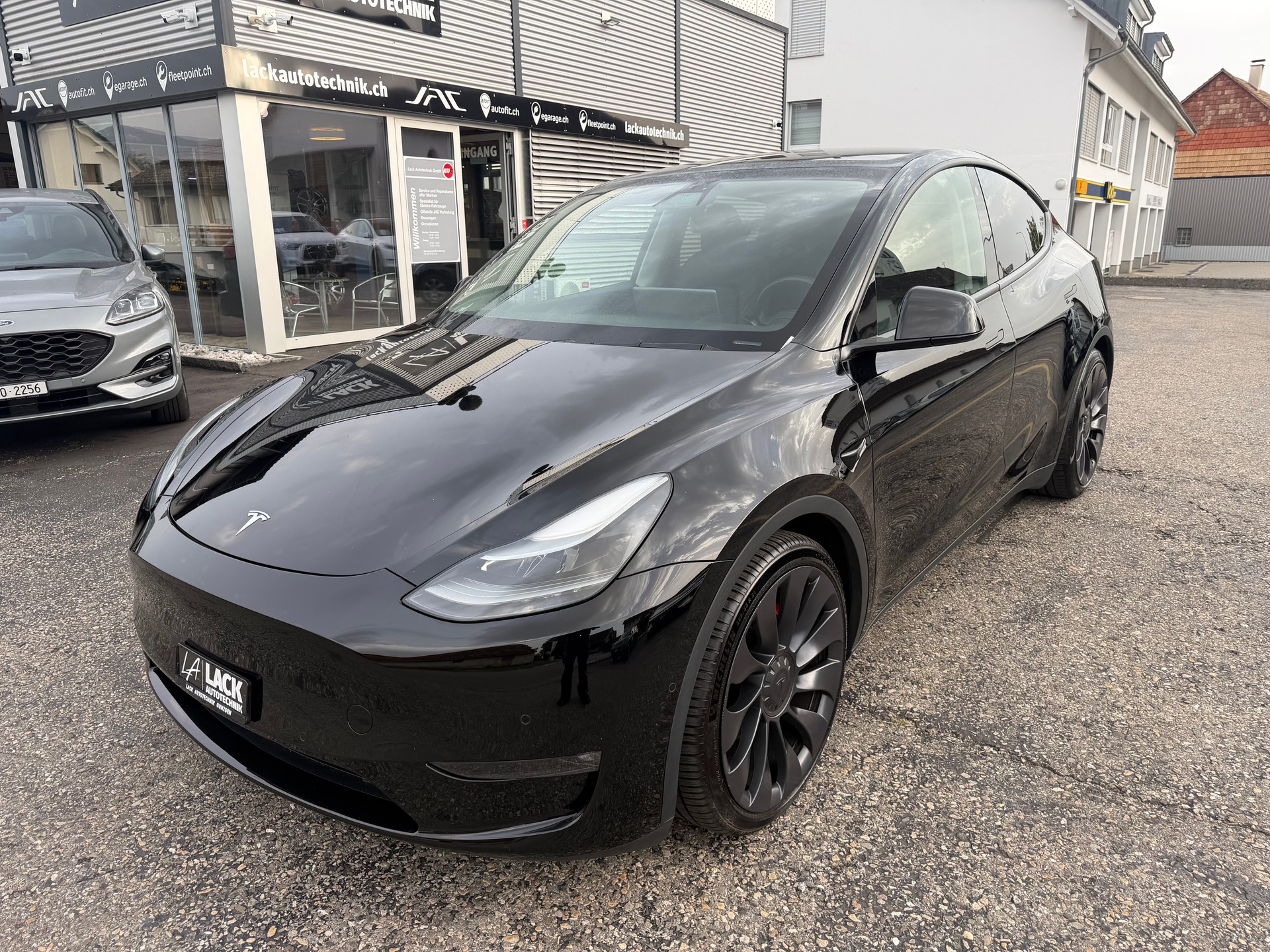 TESLA Model Y Performance-showroom-element-2