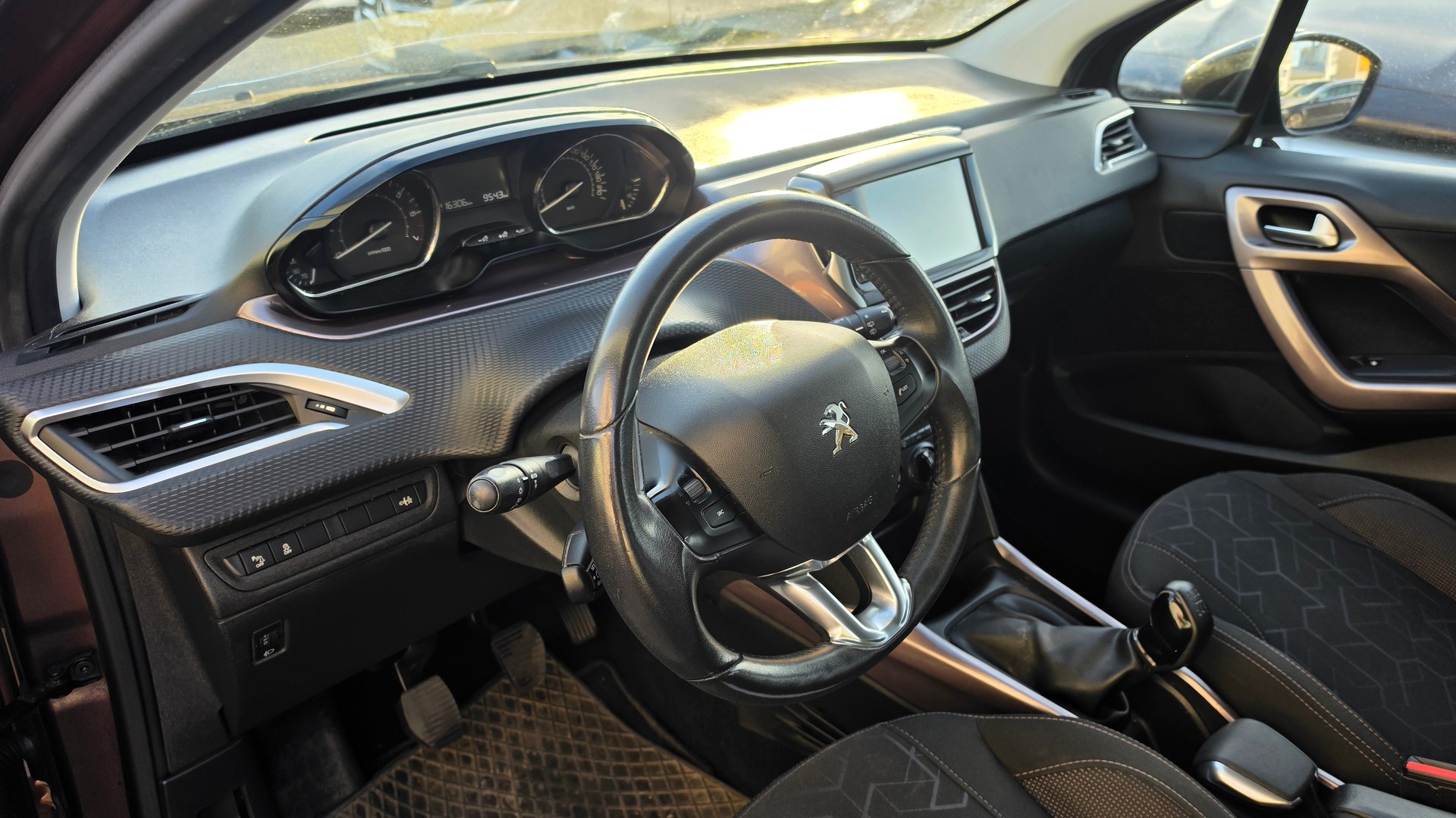 PEUGEOT 2008 1.2 VTI Active-image-8