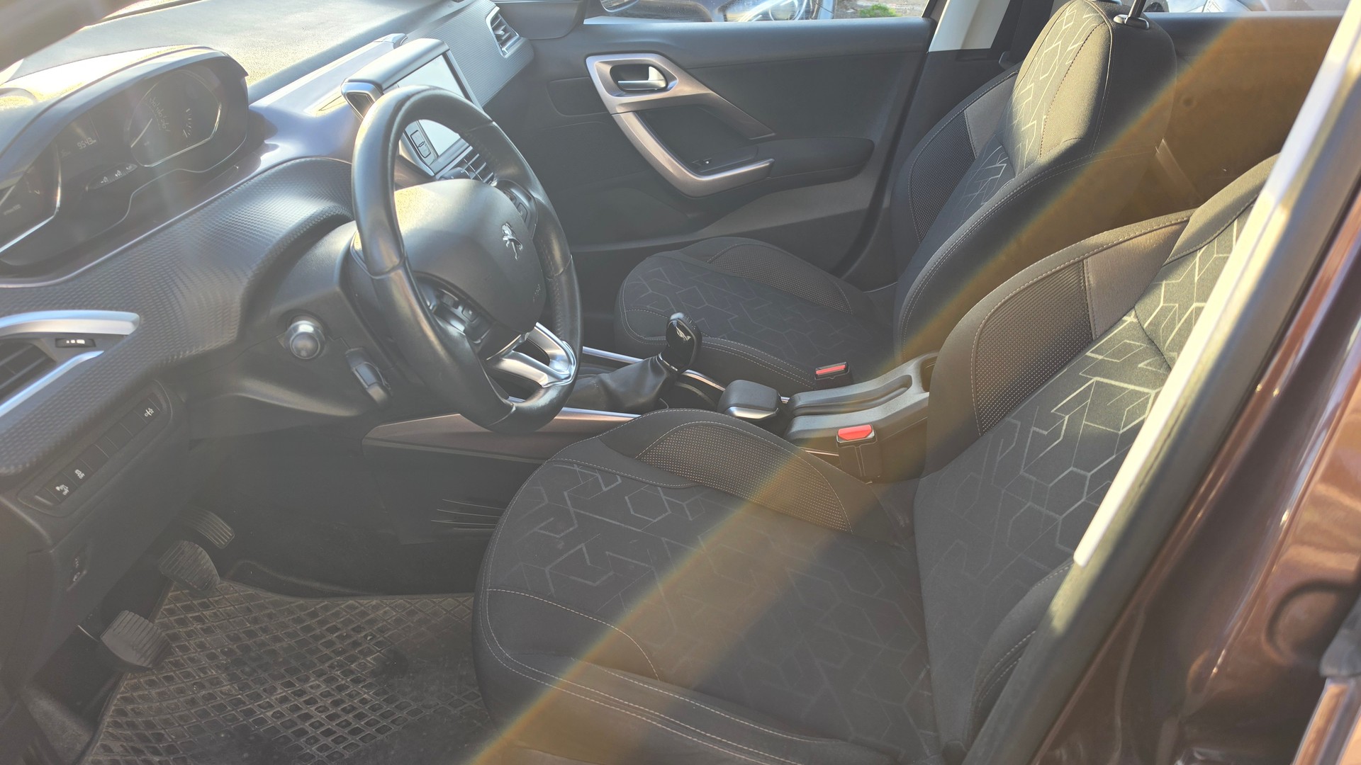 PEUGEOT 2008 1.2 VTI Active-image-9