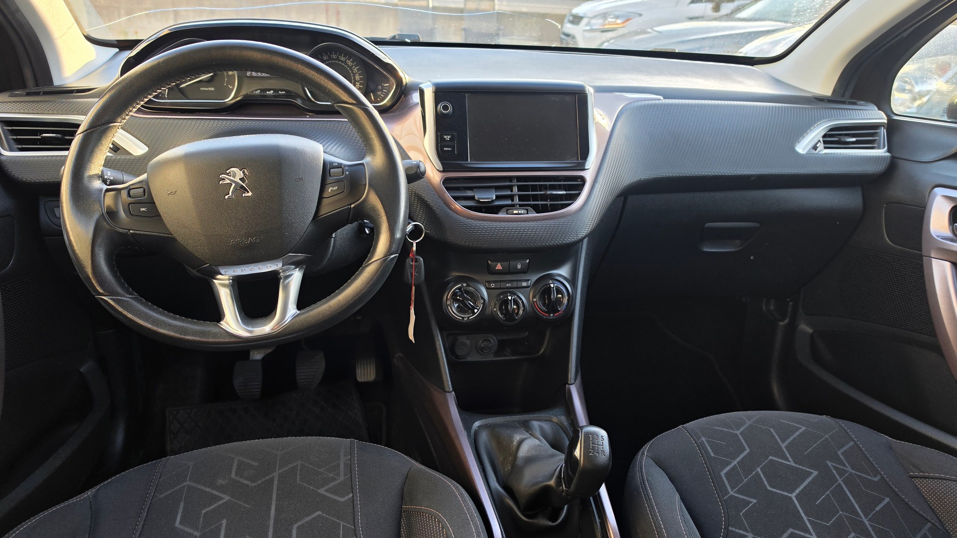 PEUGEOT 2008 1.2 VTI Active-image-6