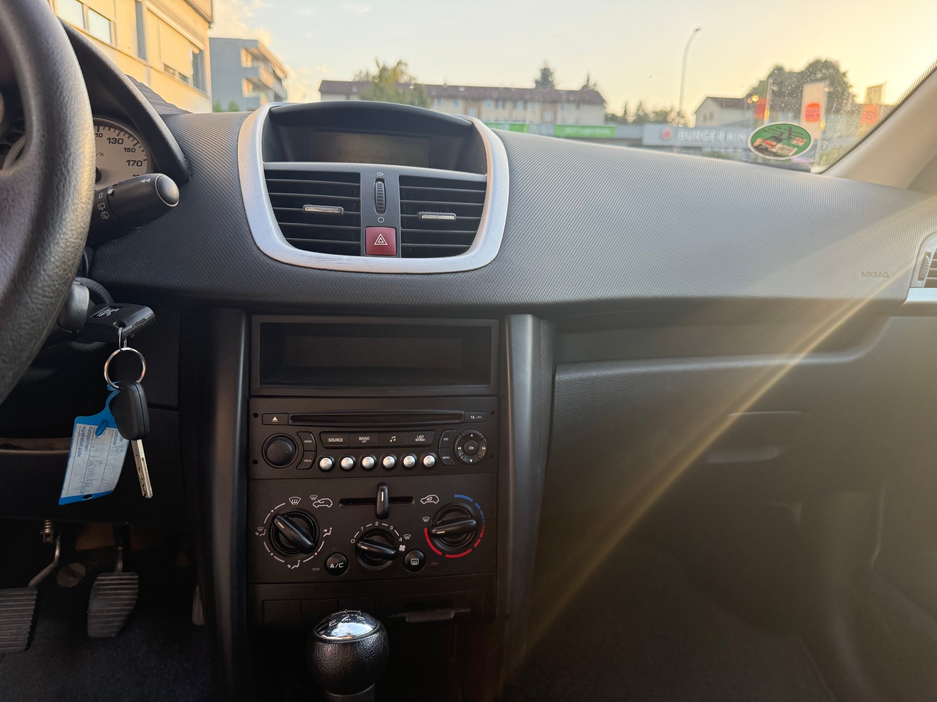 PEUGEOT 207 1.4 Urban-image-6