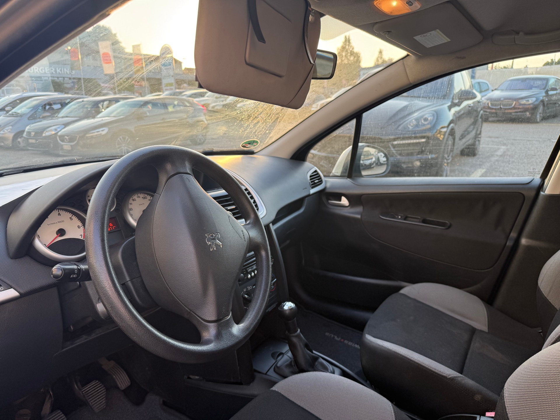 PEUGEOT 207 1.4 Urban-image-4