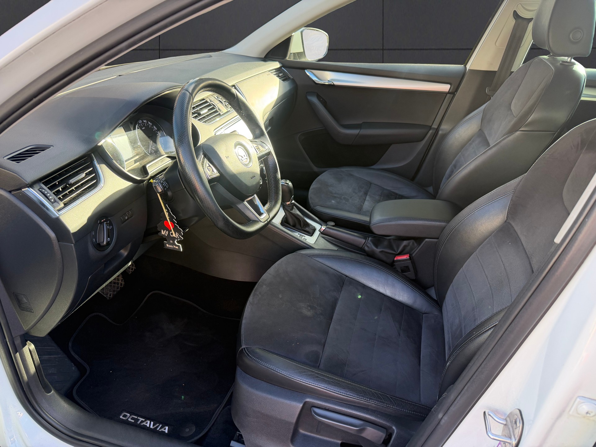 SKODA Octavia Combi 2.0 TDI Ambition 4x4 DSG-image-6