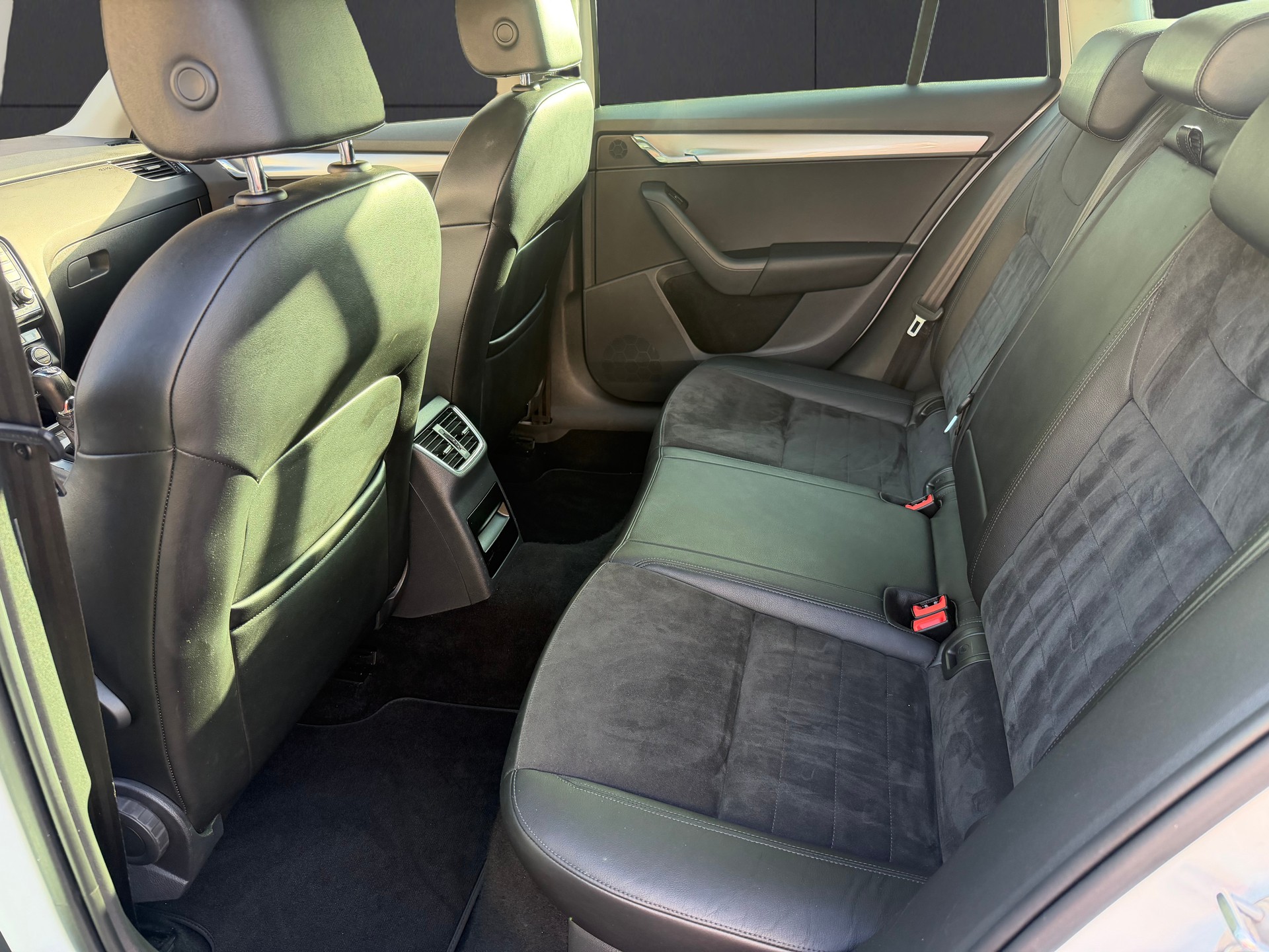 SKODA Octavia Combi 2.0 TDI Ambition 4x4 DSG-image-7