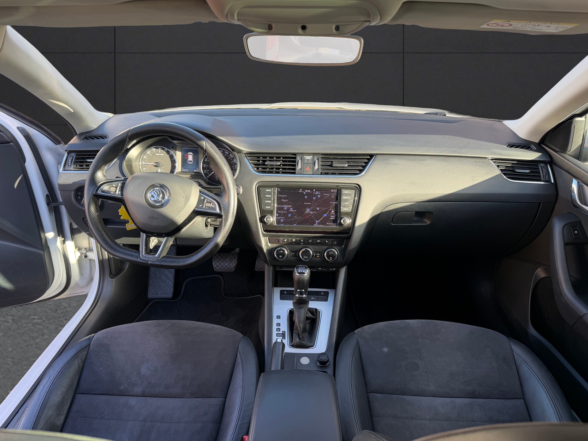 SKODA Octavia Combi 2.0 TDI Ambition 4x4 DSG-image-10