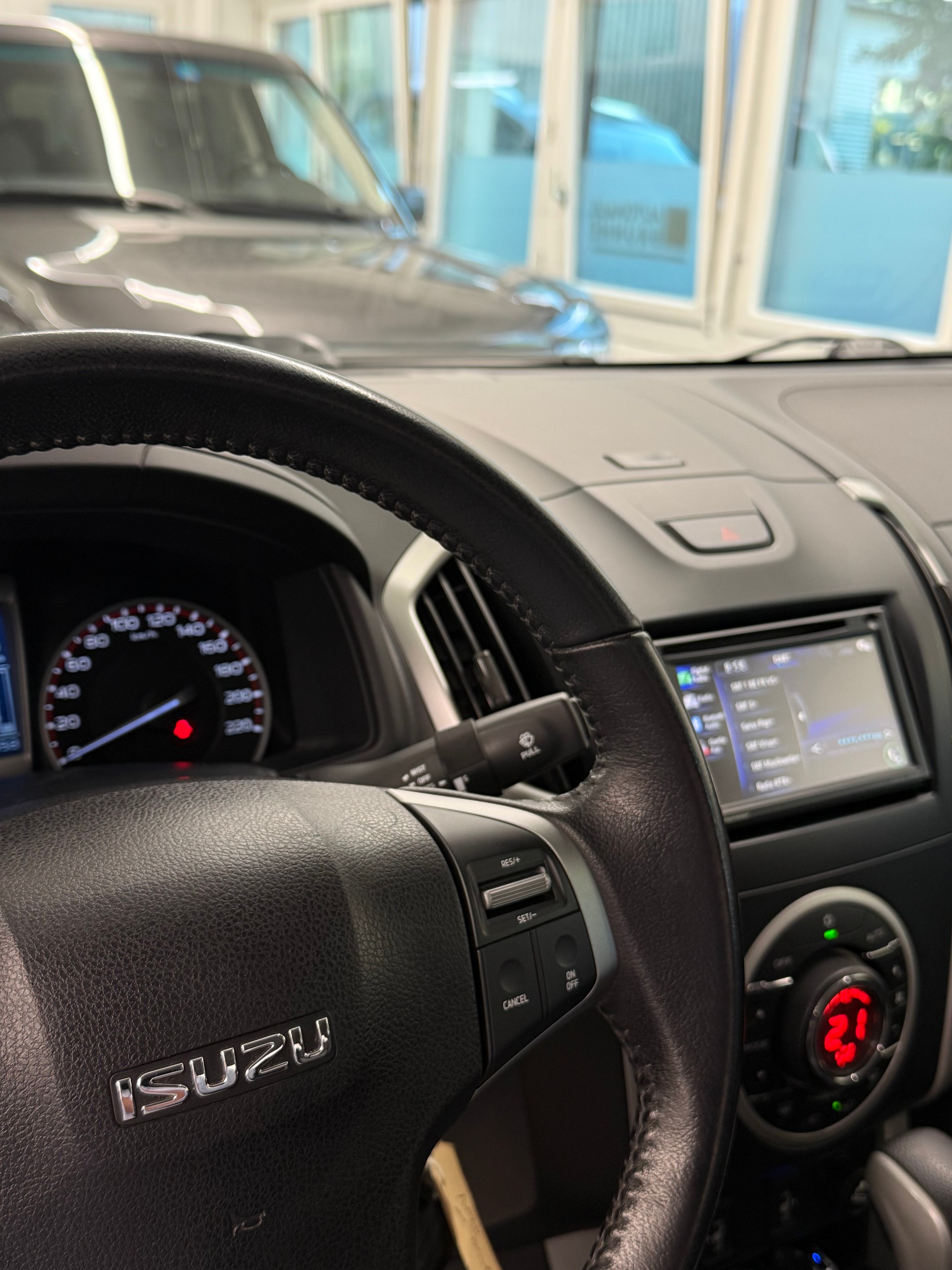 ISUZU D-MAX 2.5 Crew Cab Solar Special 4x4-image-13