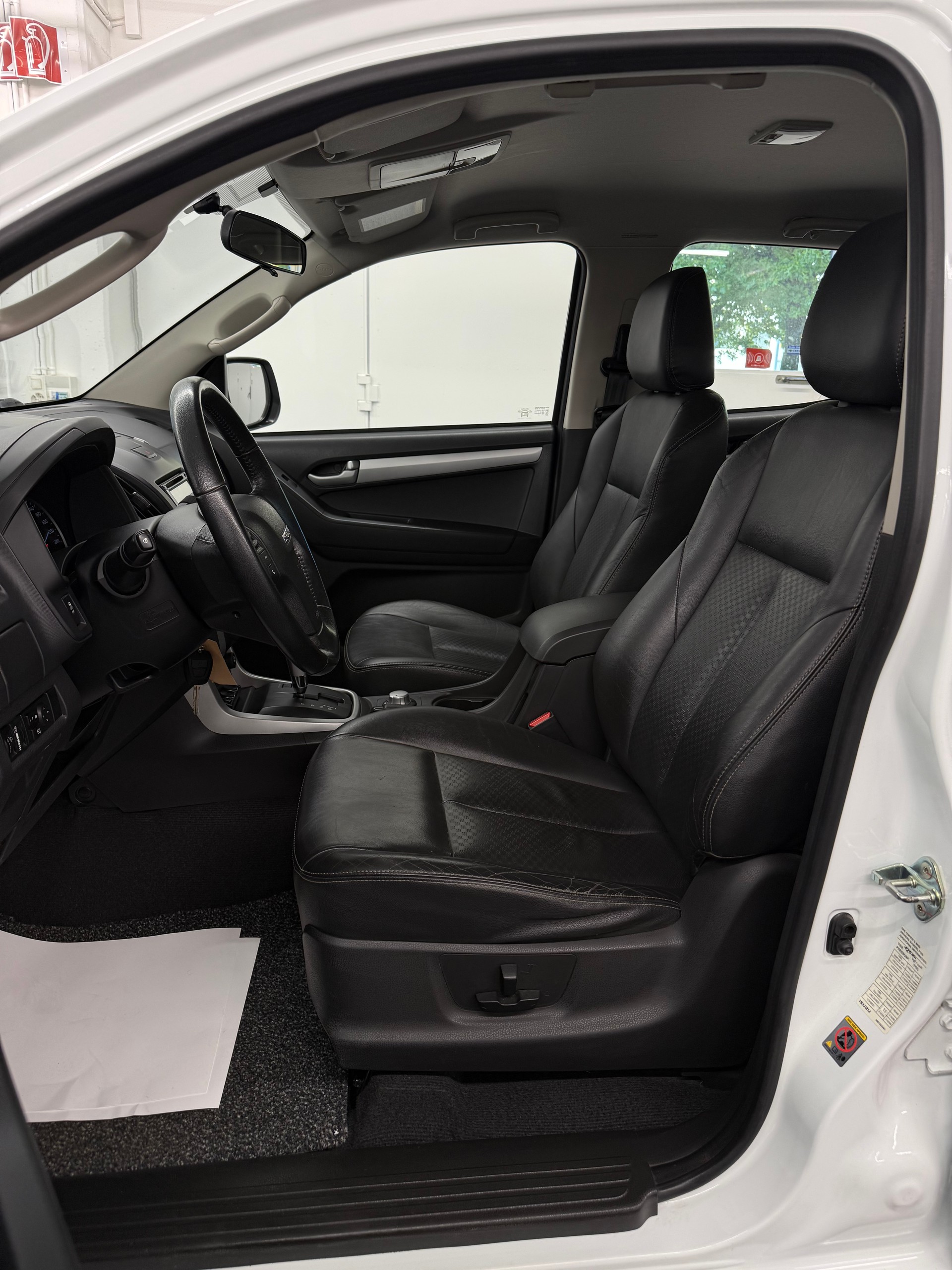 ISUZU D-MAX 2.5 Crew Cab Solar Special 4x4-image-14