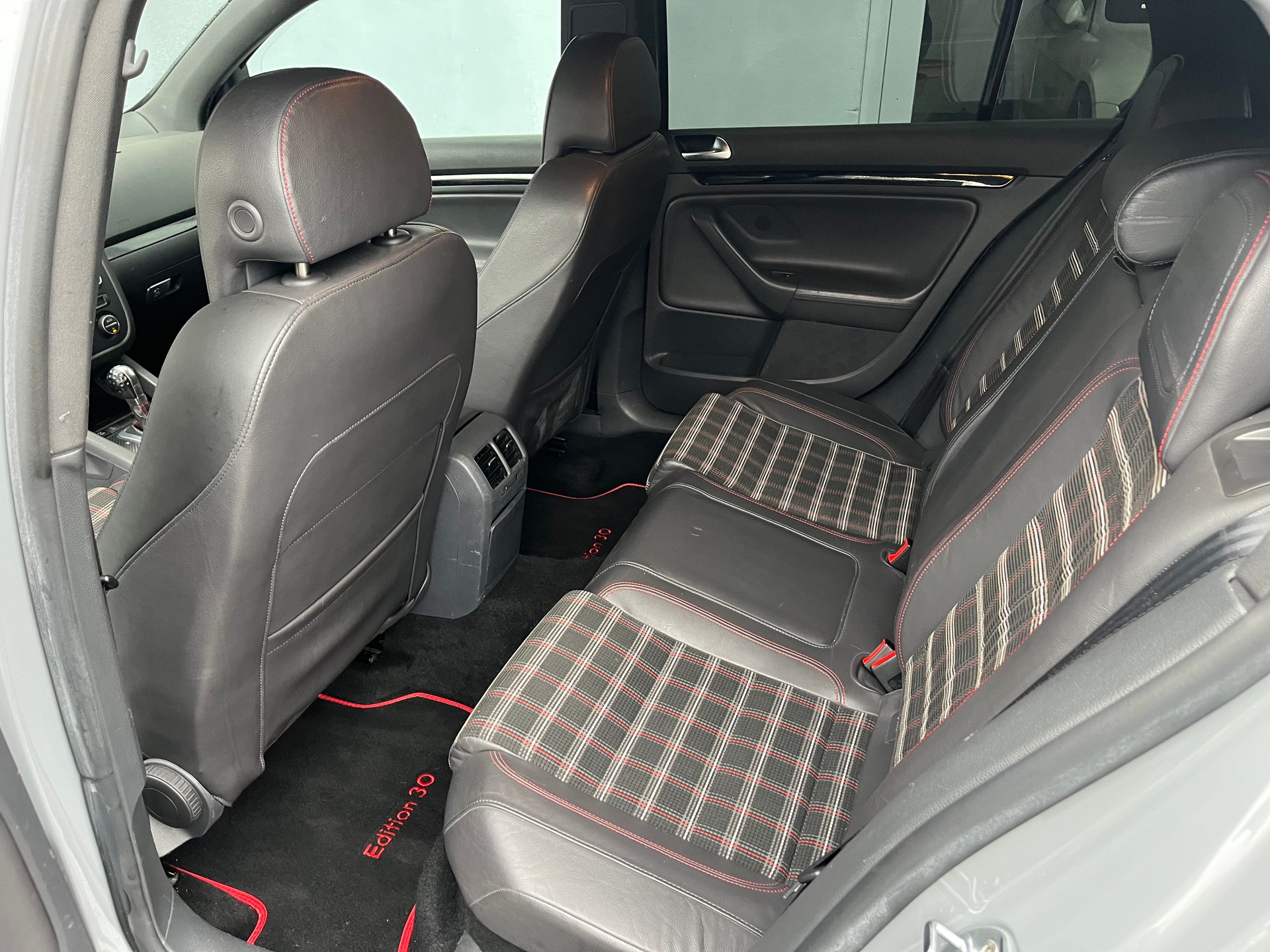VW Golf 2.0 TFSI GTI Edition 30-image-9