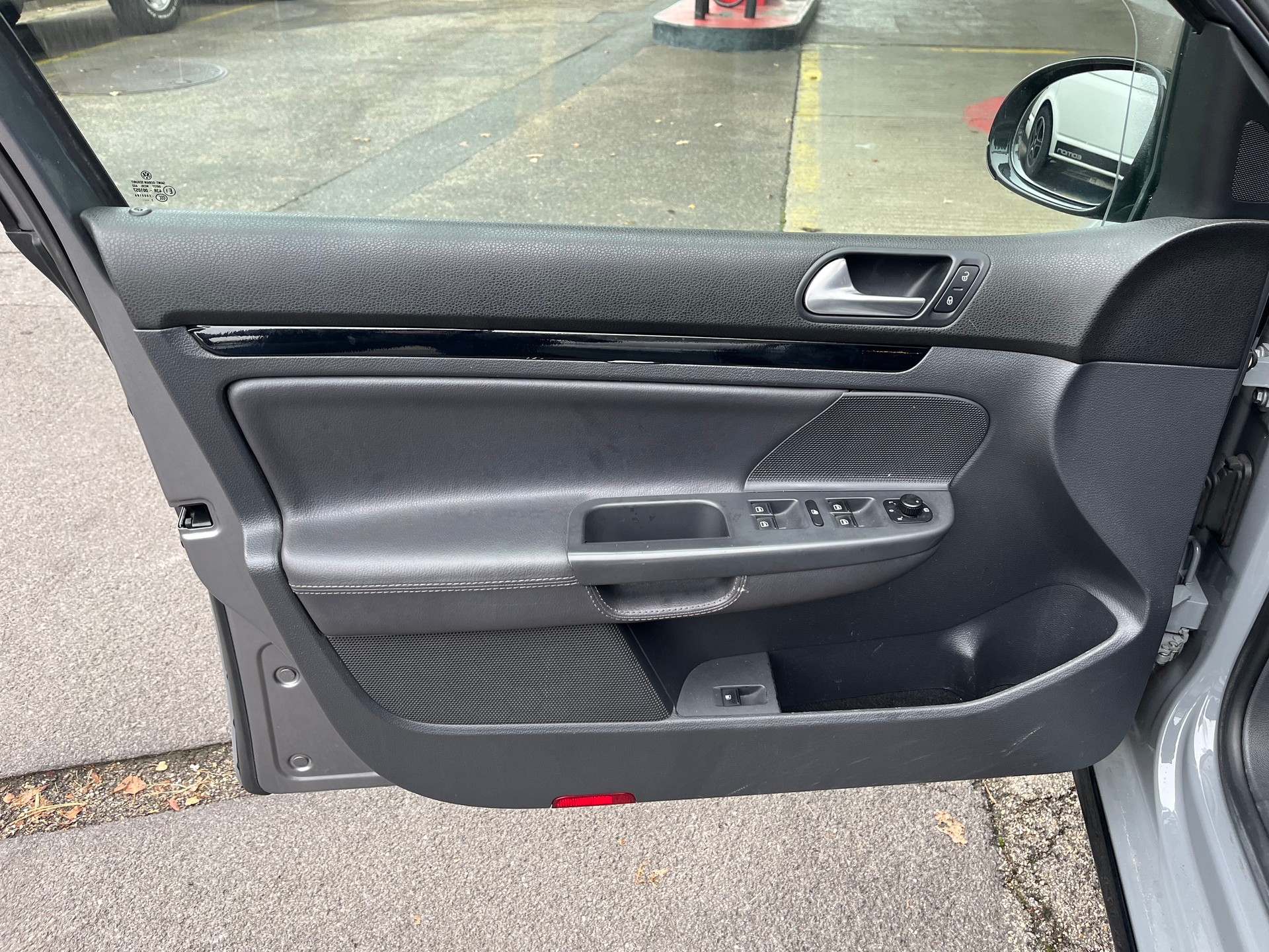 VW Golf 2.0 TFSI GTI Edition 30-image-8
