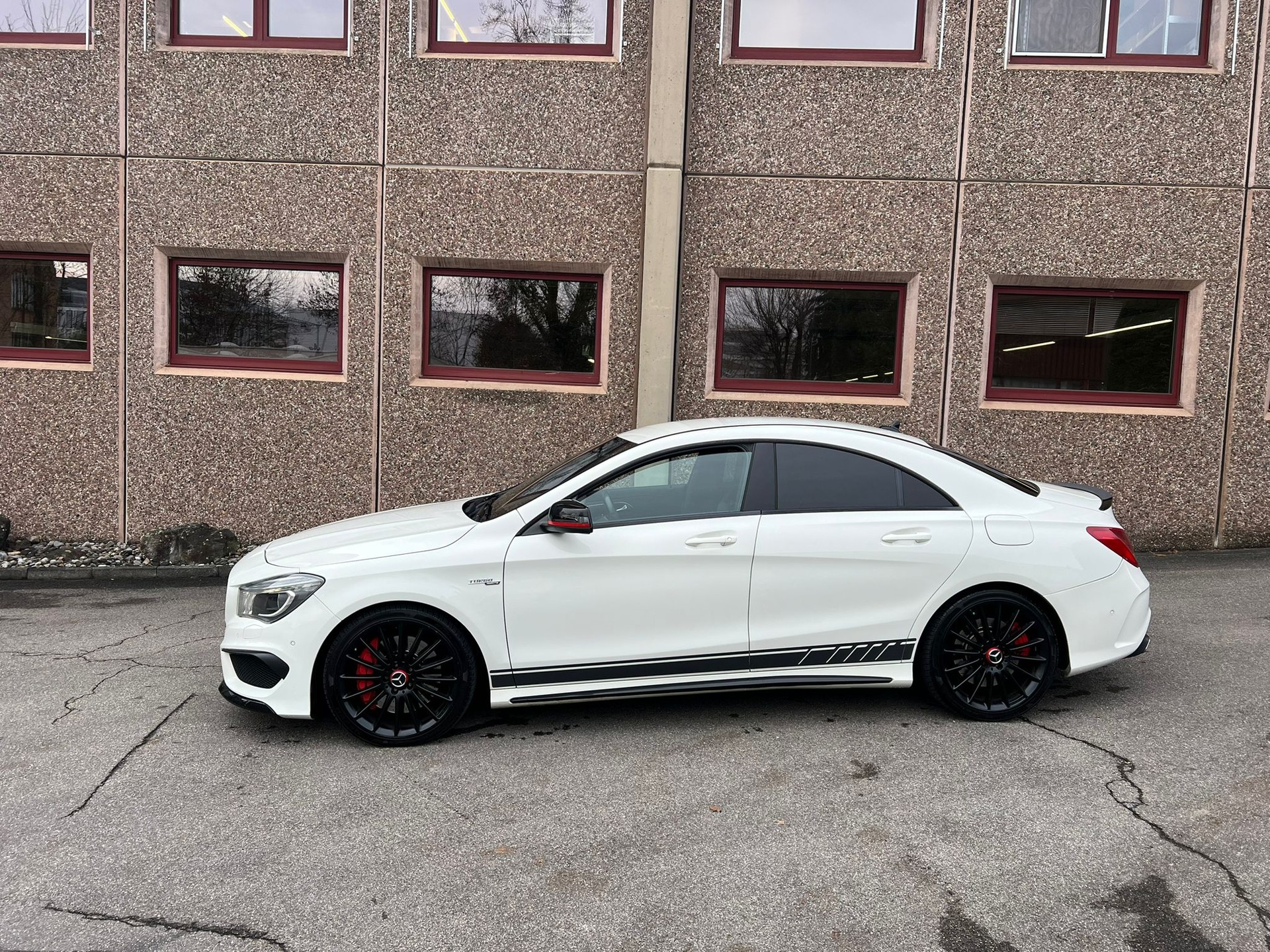 MERCEDES-BENZ CLA 45 AMG 4Matic Speedshift-showroom-element-2