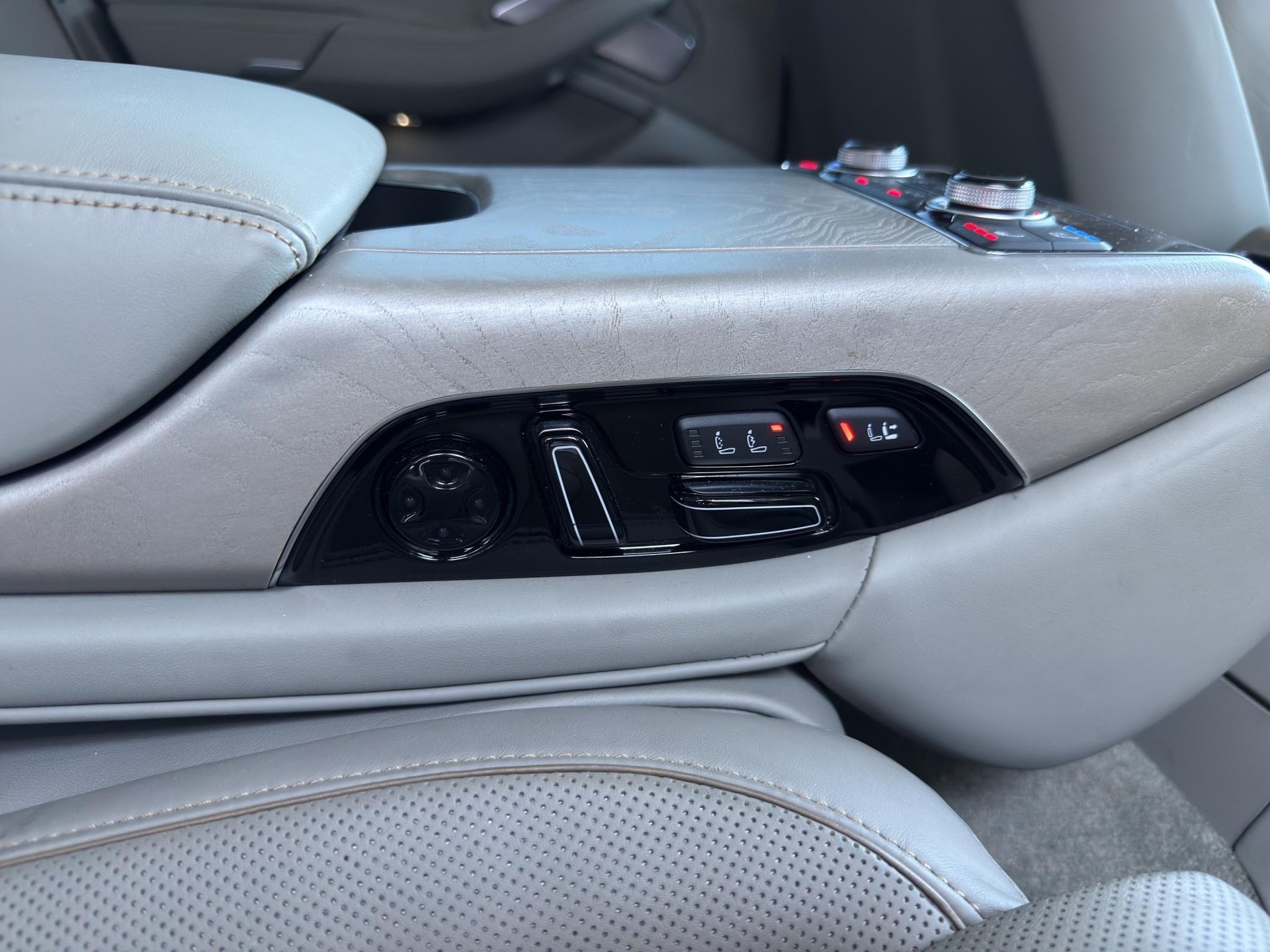 AUDI S8 4.0 V8 TFSI quattro T-Tronic-image-23