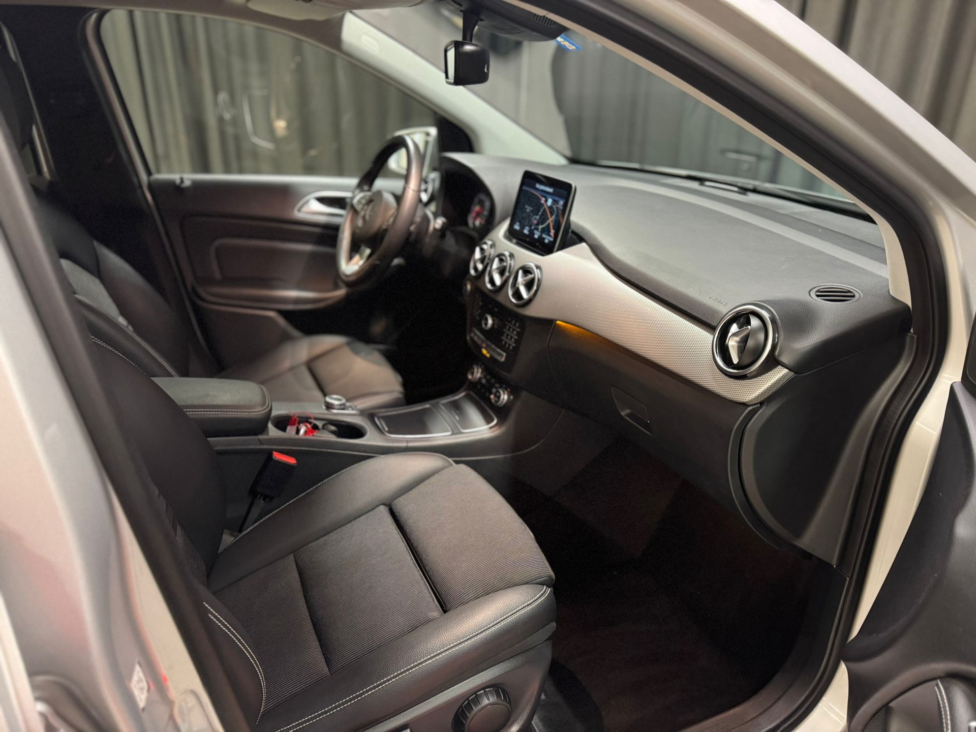 MERCEDES-BENZ B Electric Drive Urban-image-12