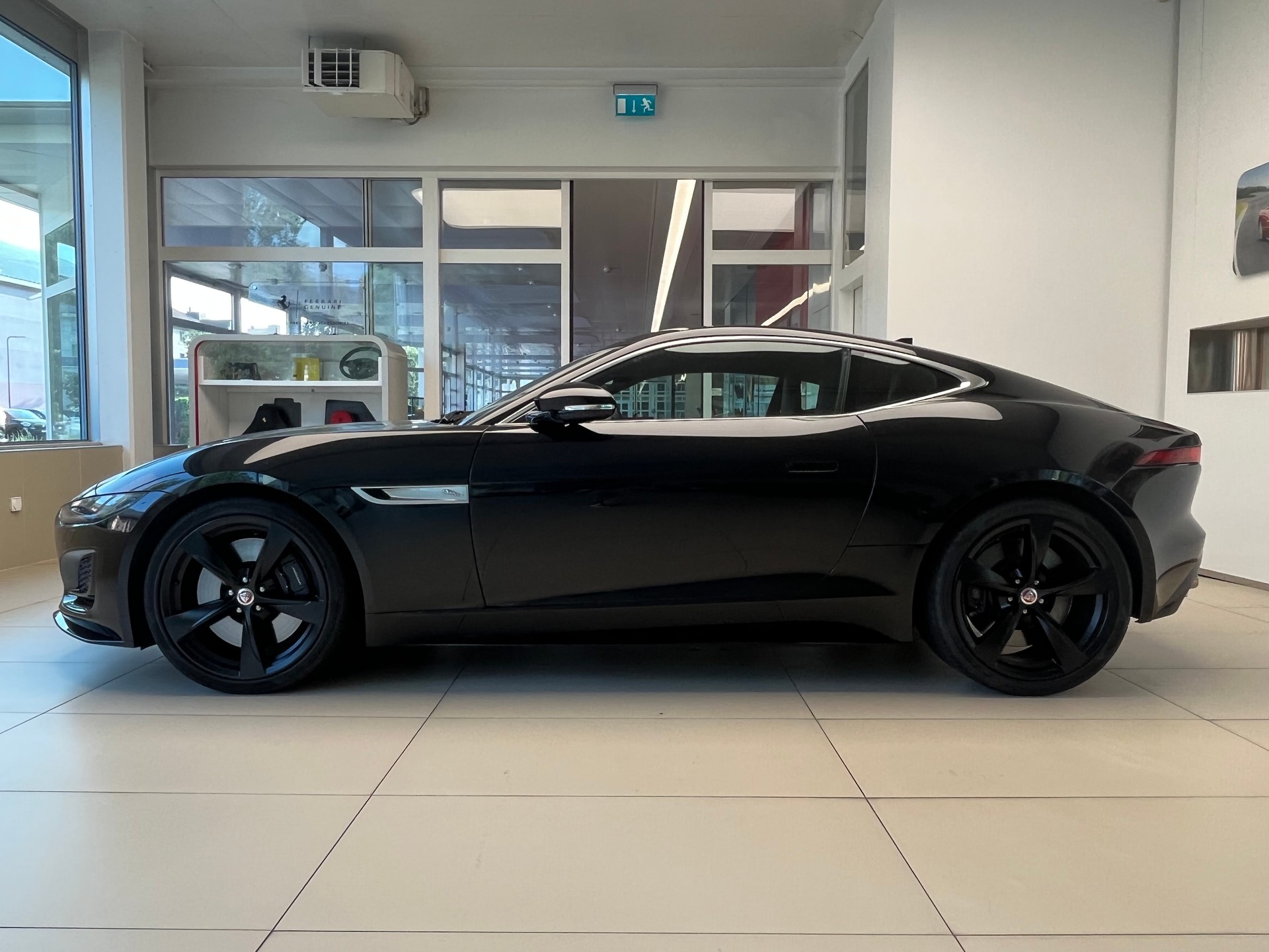 JAGUAR F-Type Coupé 5.0 V8 R-Dynamic Black Automatik AWD-image-9