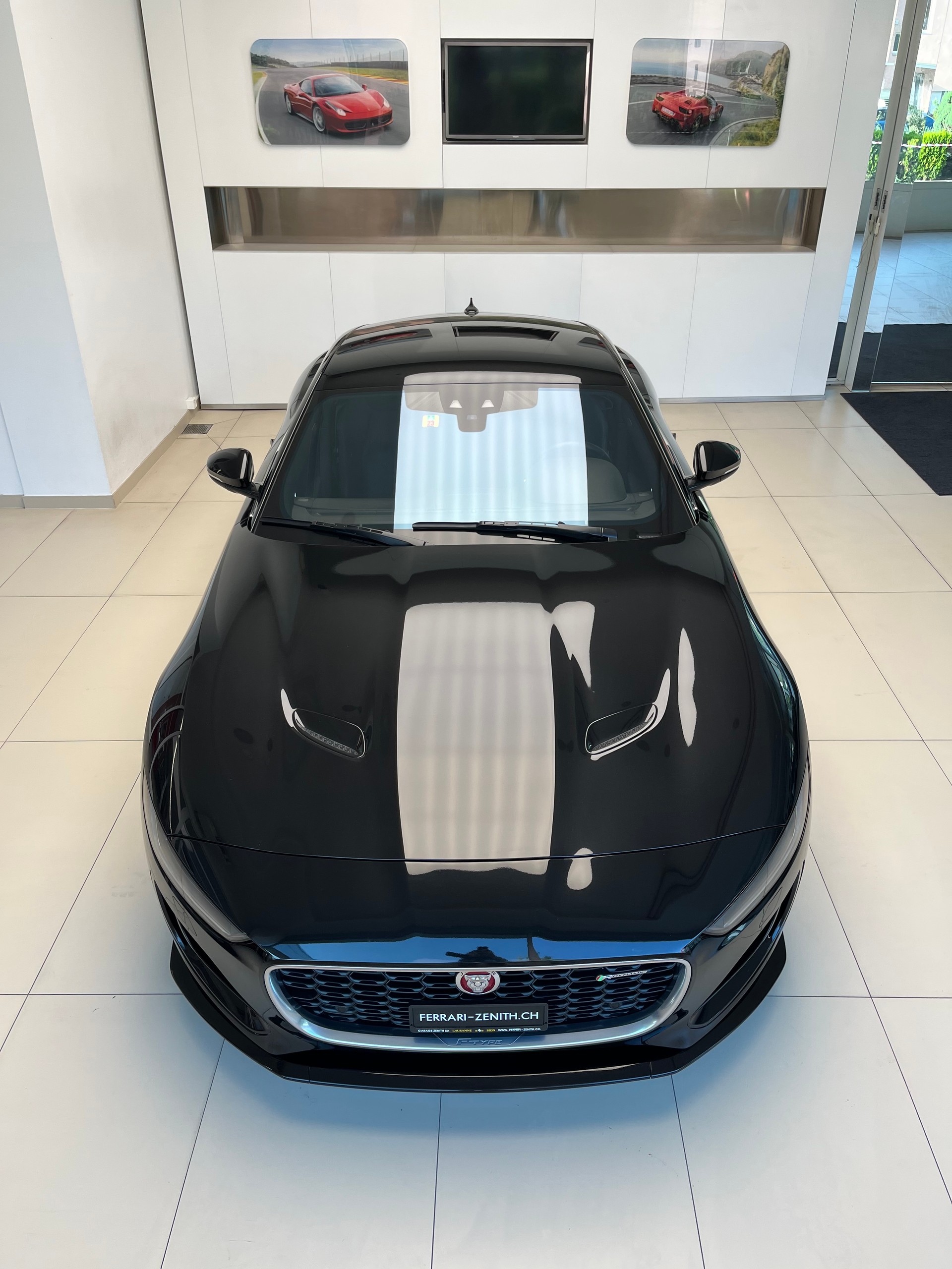 JAGUAR F-Type Coupé 5.0 V8 R-Dynamic Black Automatik AWD-image-2