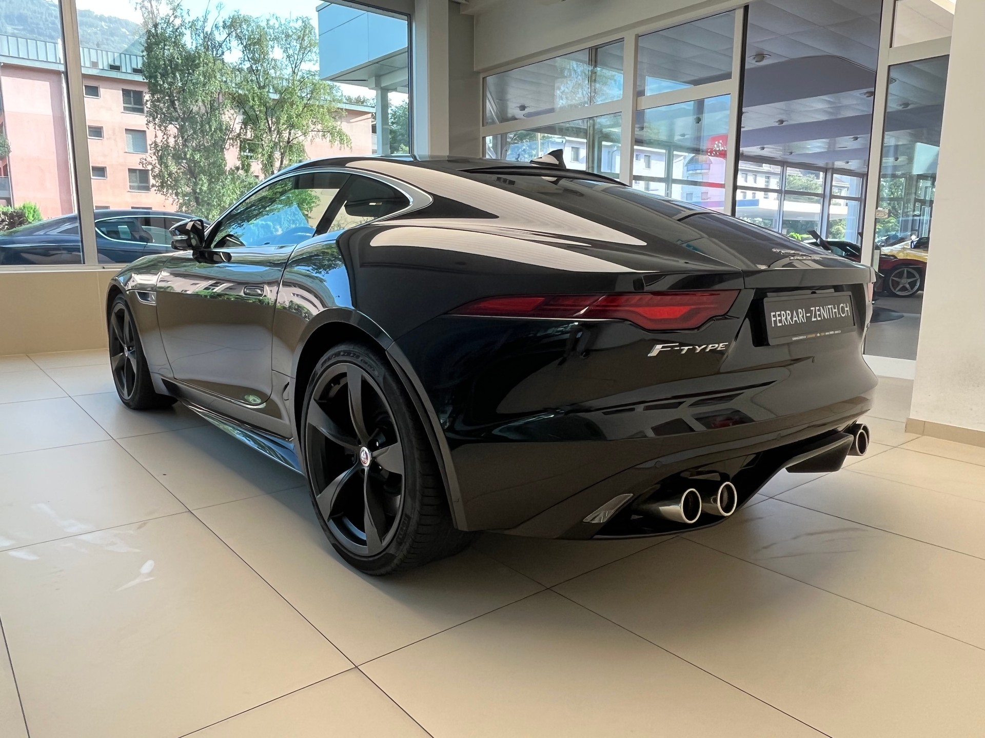 JAGUAR F-Type Coupé 5.0 V8 R-Dynamic Black Automatik AWD-image-8