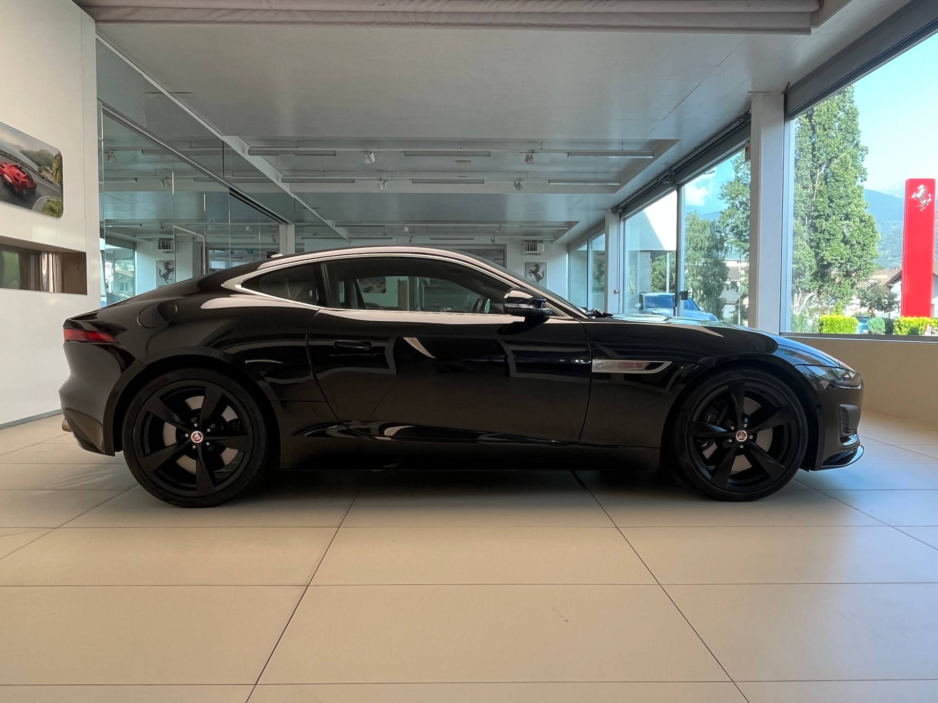 JAGUAR F-Type Coupé 5.0 V8 R-Dynamic Black Automatik AWD-image-4