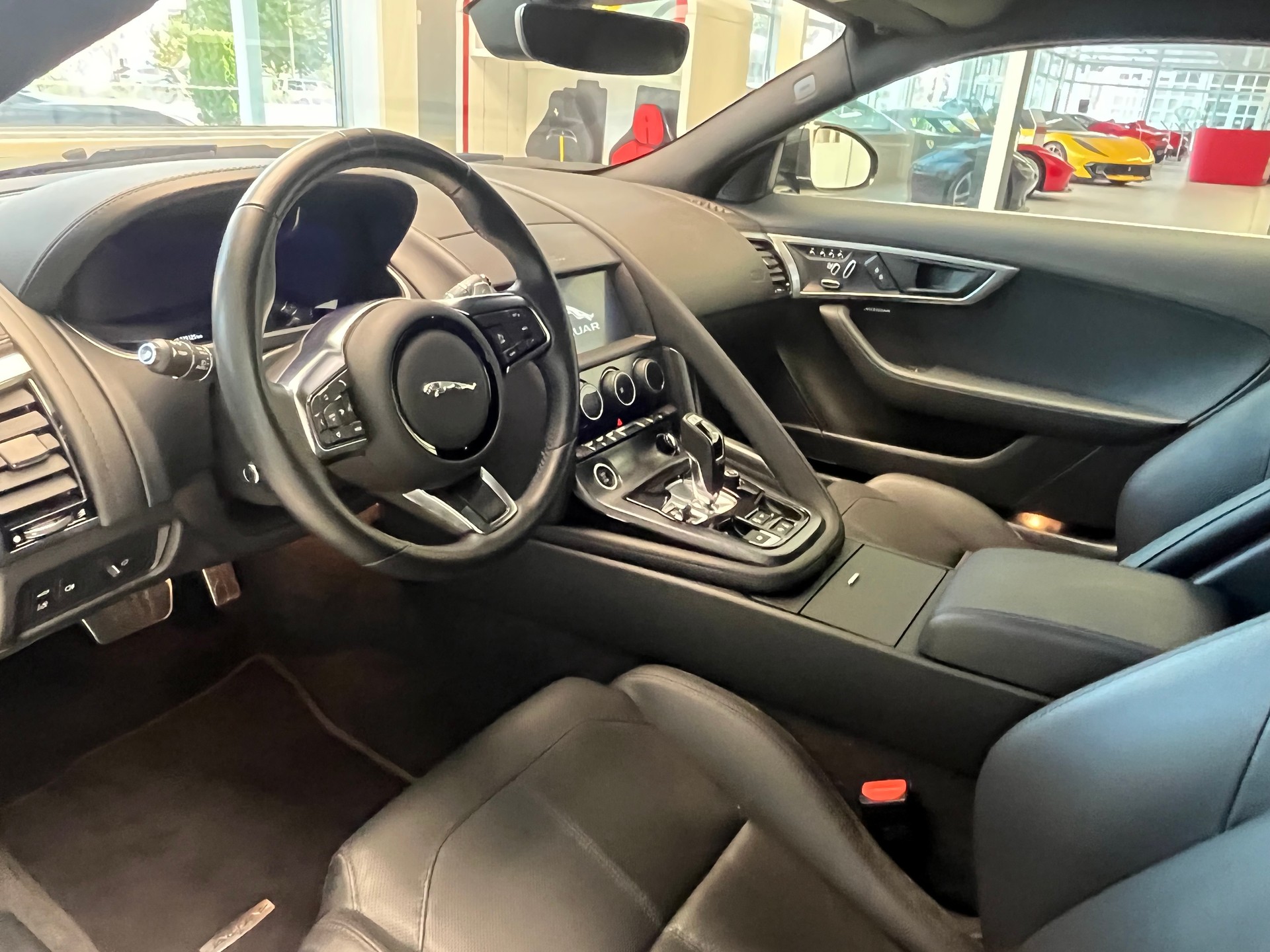 JAGUAR F-Type Coupé 5.0 V8 R-Dynamic Black Automatik AWD-image-10