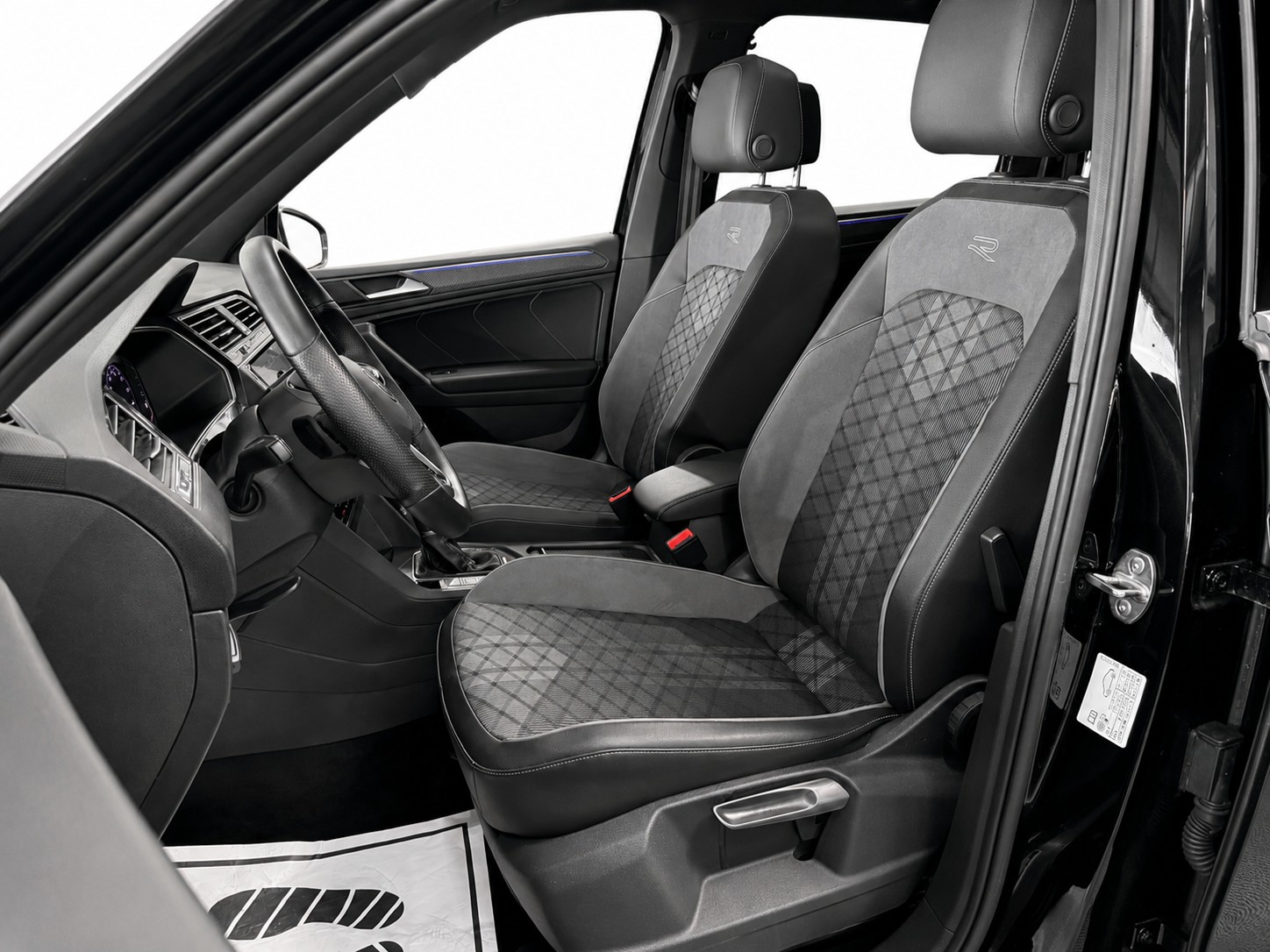 VW Tiguan Allspace 2.0 TDI SCR R-Line 4Motion DSG * 7-Plätzer * Panorama-Glasdach * Anhängerkupplung *-image-9