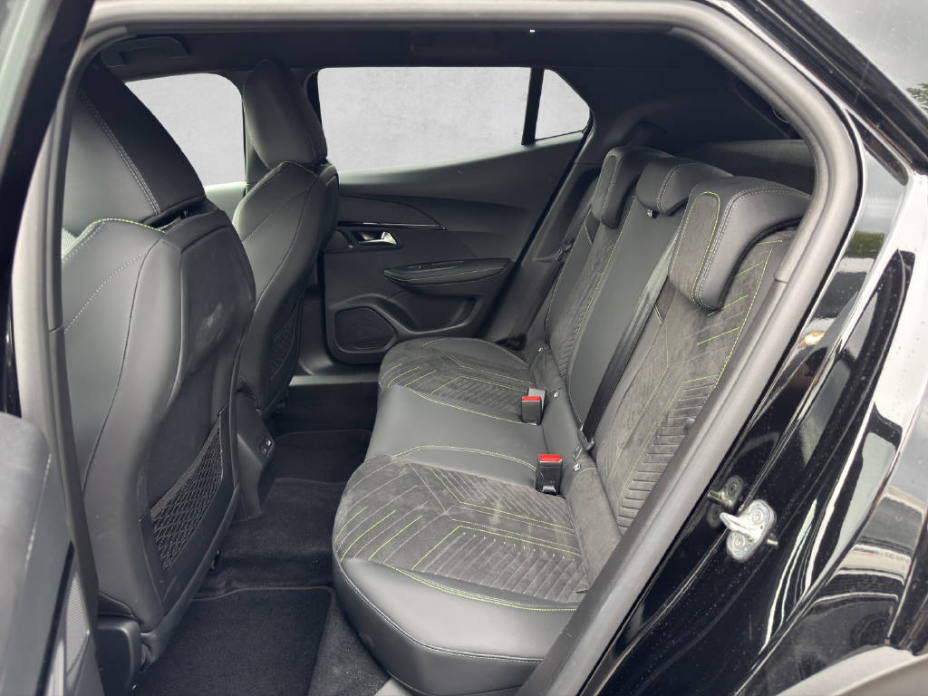 PEUGEOT 2008 1.2 PureTech 130 GT-image-6