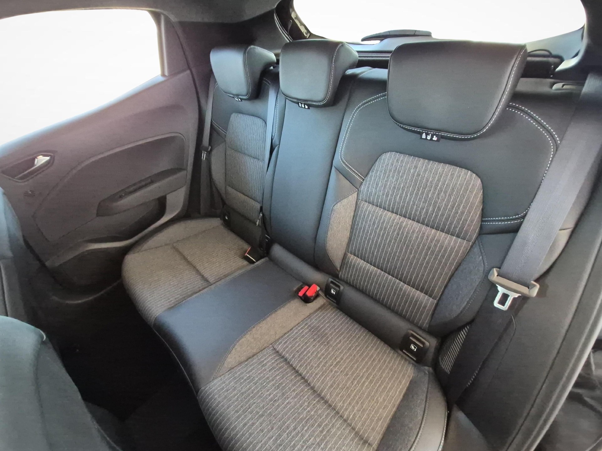 MITSUBISHI Colt 1.6 HEV Instyle-image-10