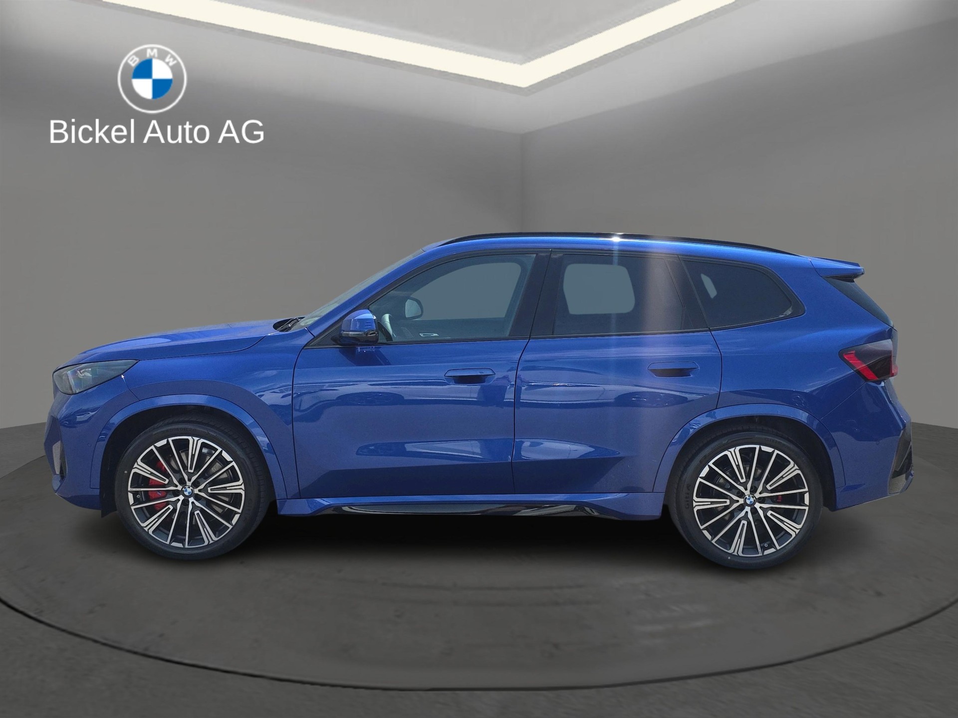 BMW iX1 xDrive 30 M Sport Pro-showroom-element-3