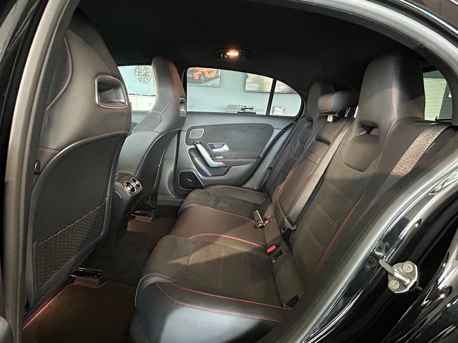 MERCEDES-BENZ A 35 AMG 4Matic Speedshift-image-14