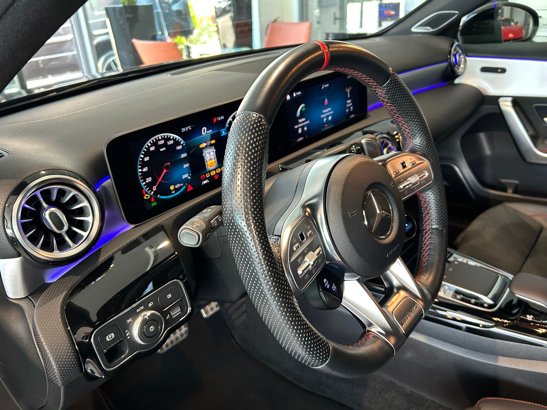MERCEDES-BENZ A 35 AMG 4Matic Speedshift-image-16
