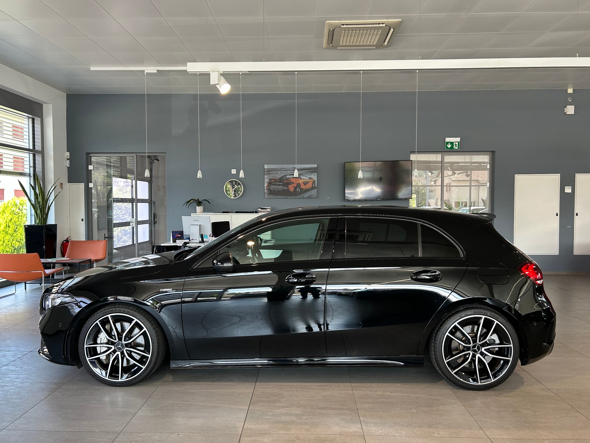 MERCEDES-BENZ A 35 AMG 4Matic Speedshift-showroom-element-2