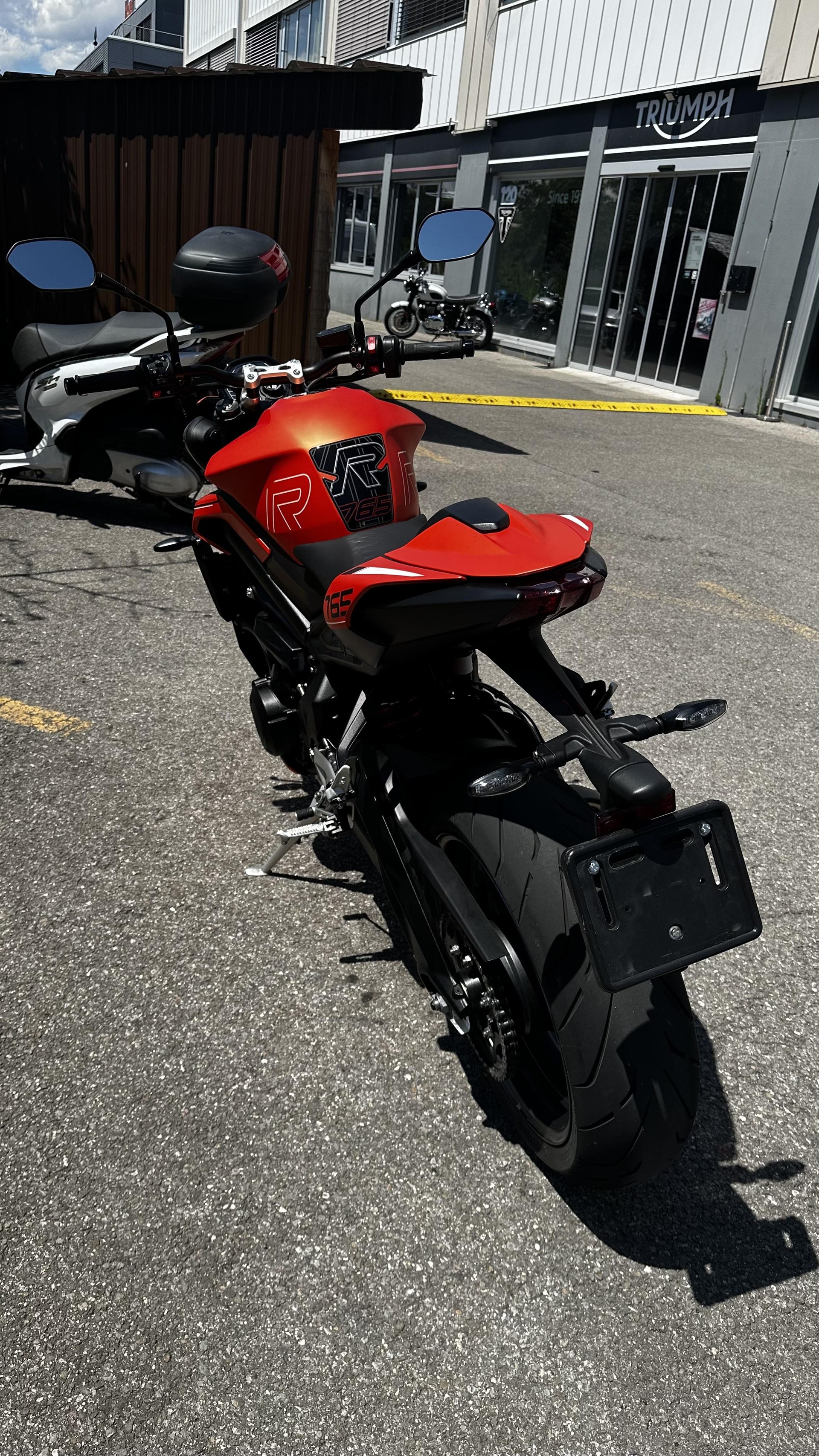 TRIUMPH Street Triple R 765-showroom-element-2