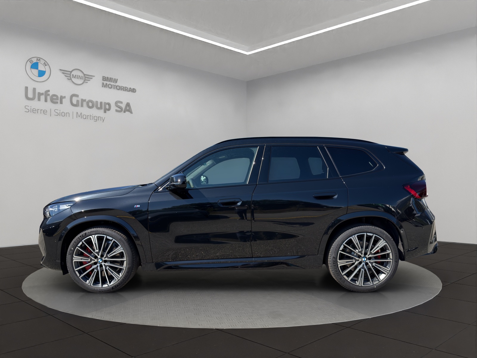 BMW X1 xDrive M35i-showroom-element-1