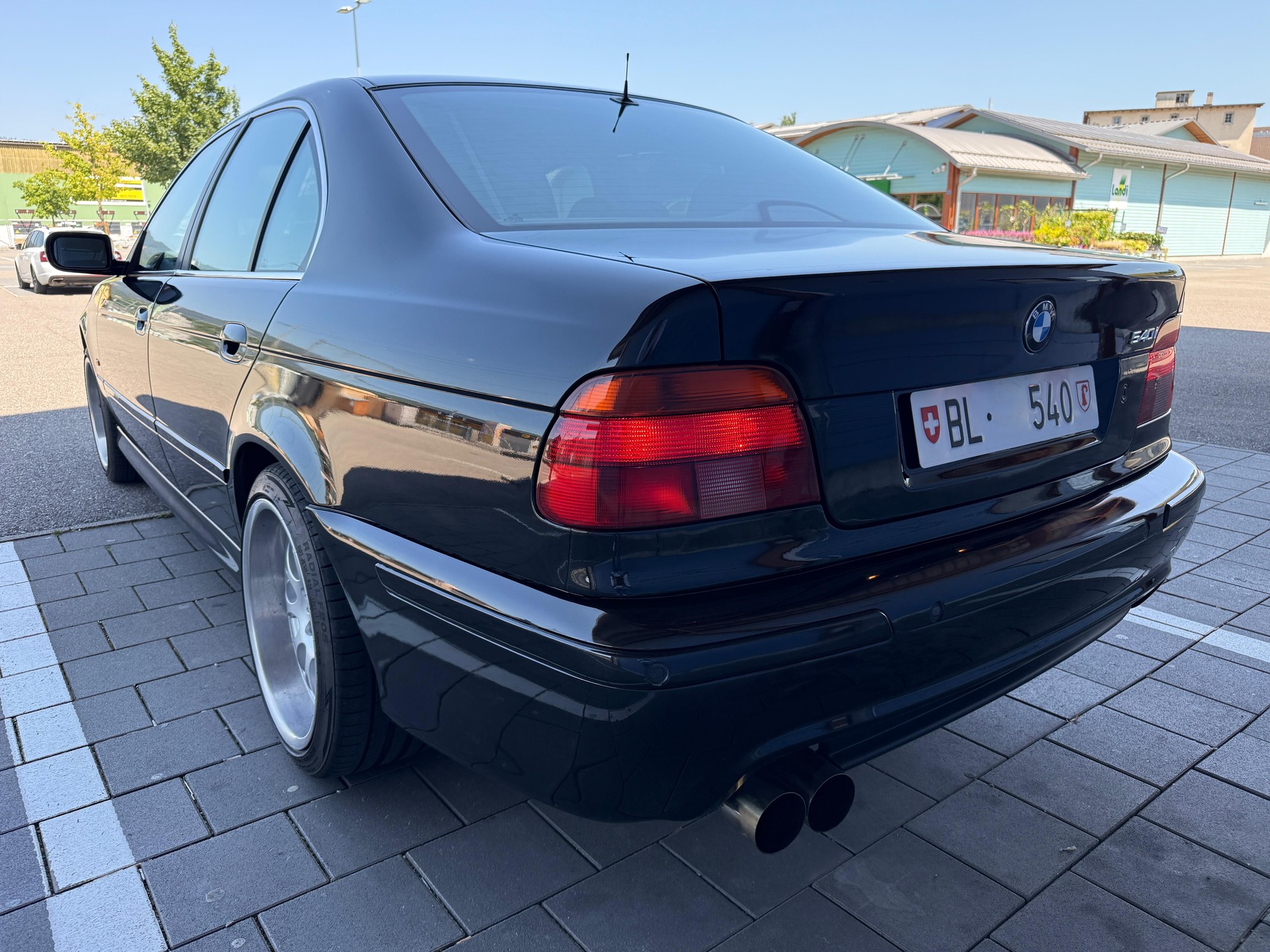 BMW 540i-showroom-element-2