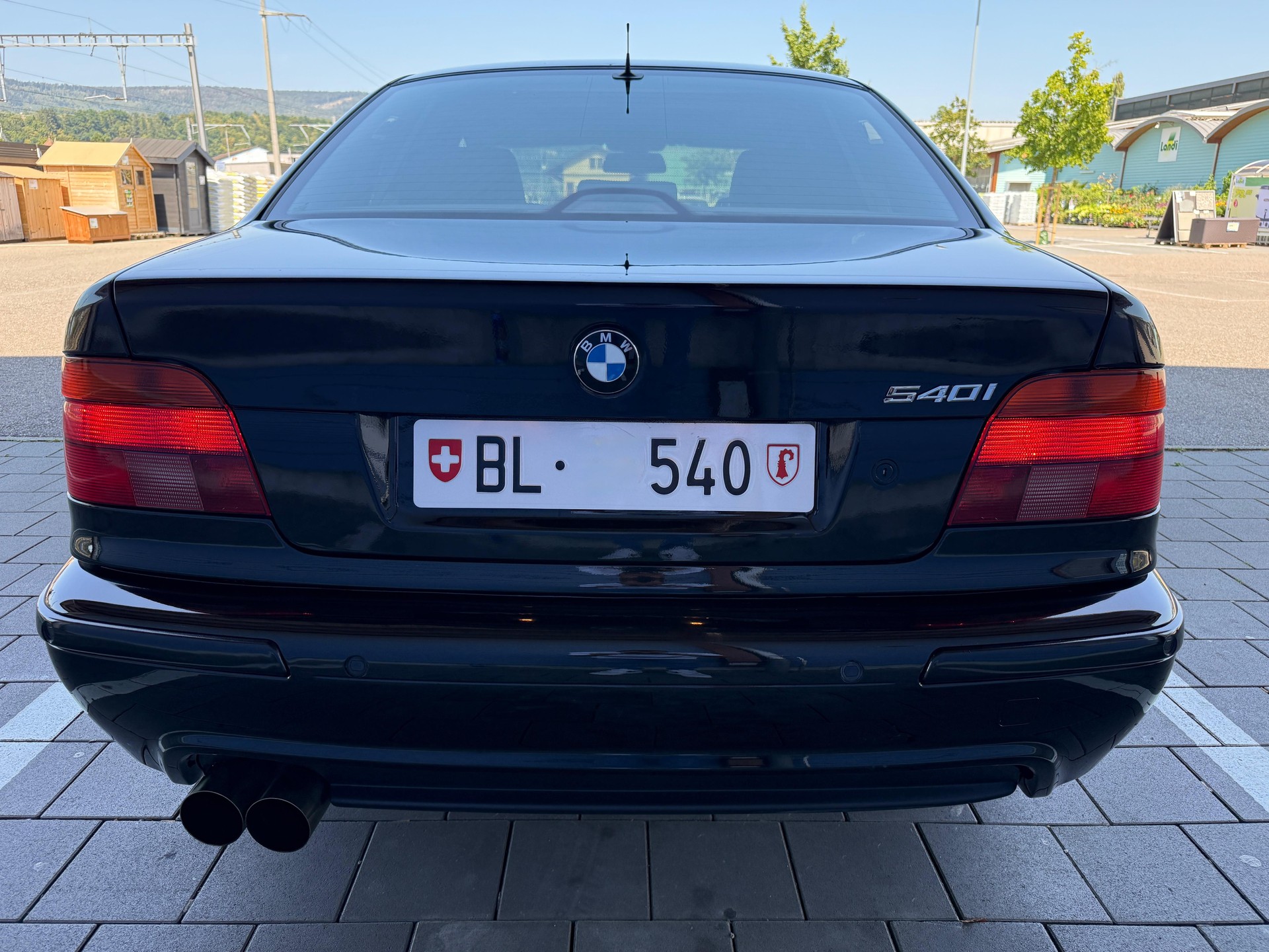 BMW 540i-showroom-element-3