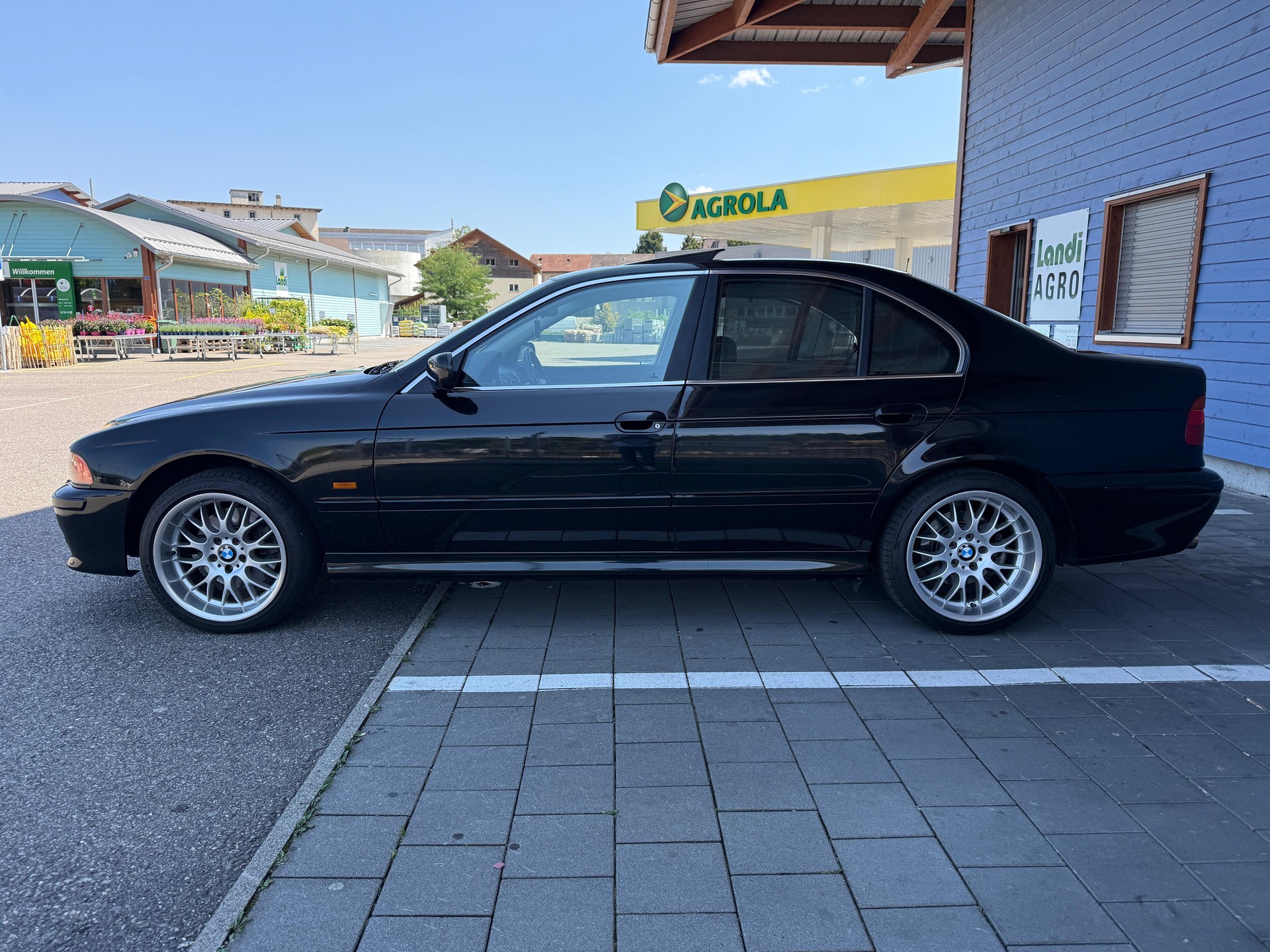 BMW 540i-showroom-element-1